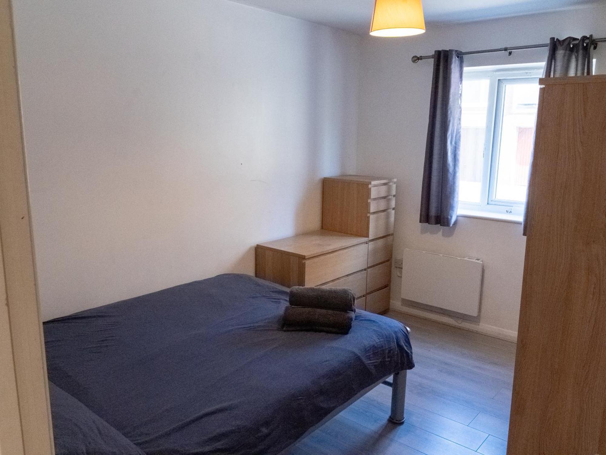 Spacious 2 Bed Flat, Free Parking, Close To Town