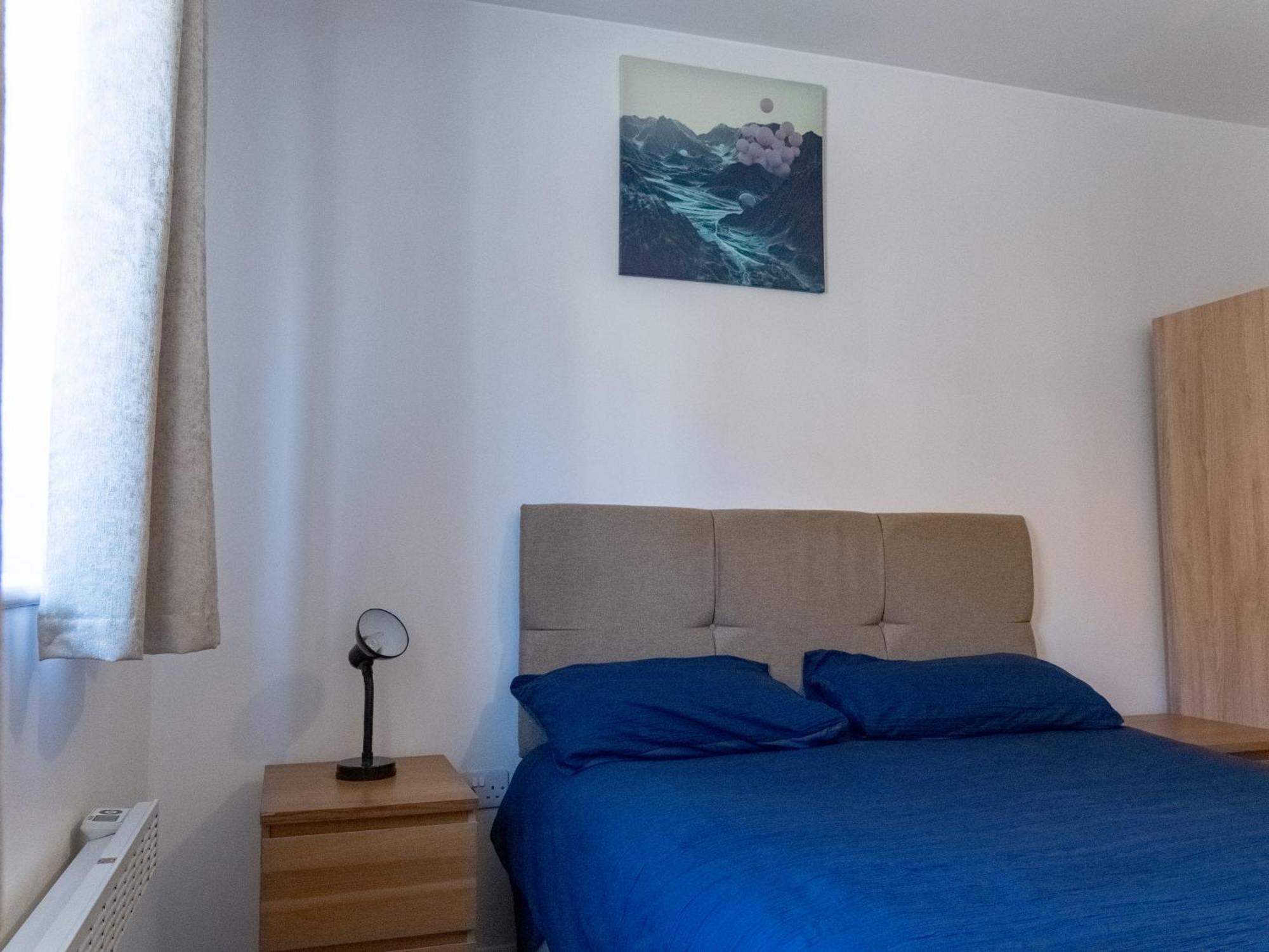 Spacious 2 Bed Flat, Free Parking, Close To Town Apartment *