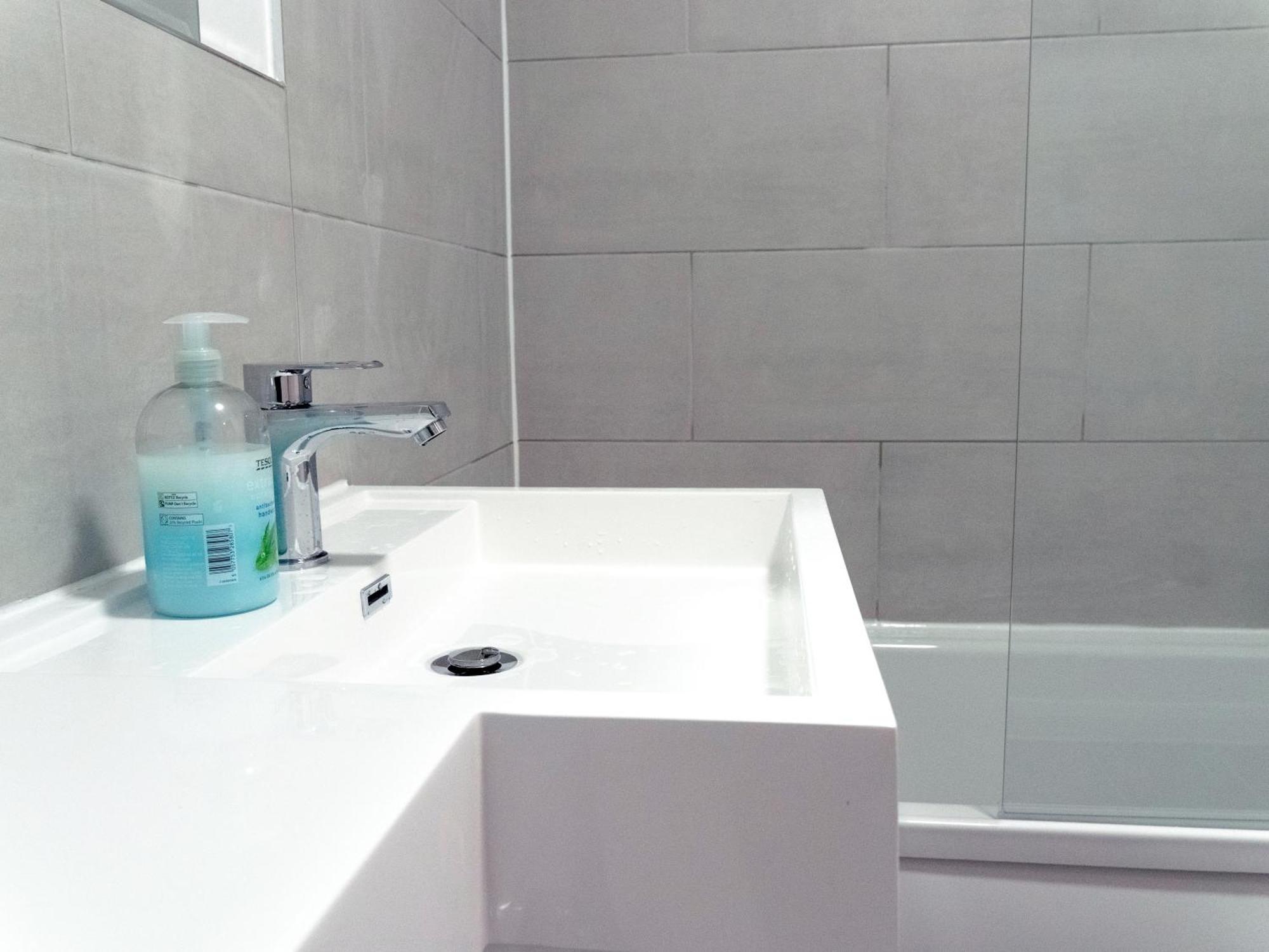 Spacious 2 Bed Flat, Free Parking, Close To Town Manchester