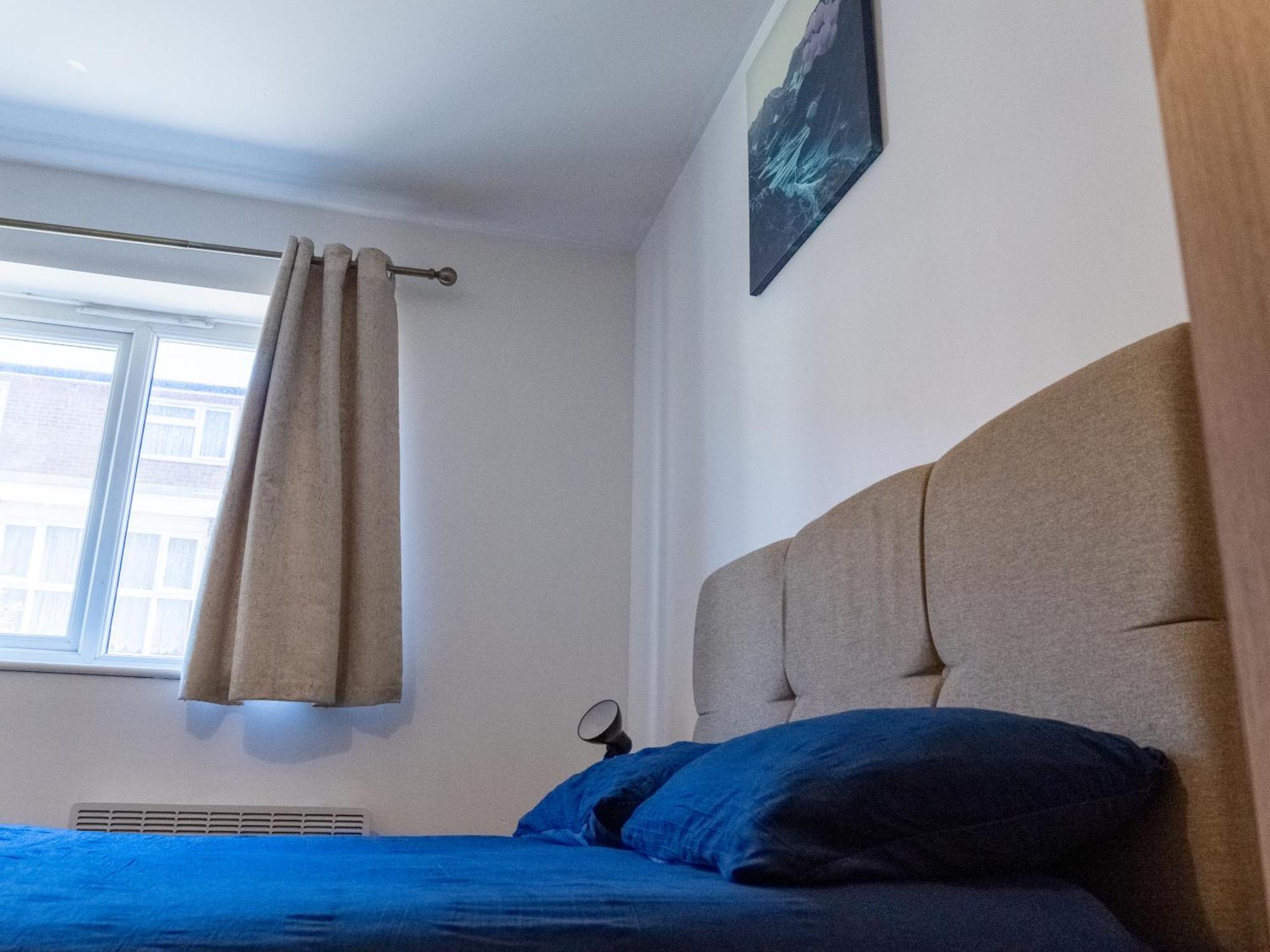 Spacious 2 Bed Flat, Free Parking, Close To Town Apartment Manchester