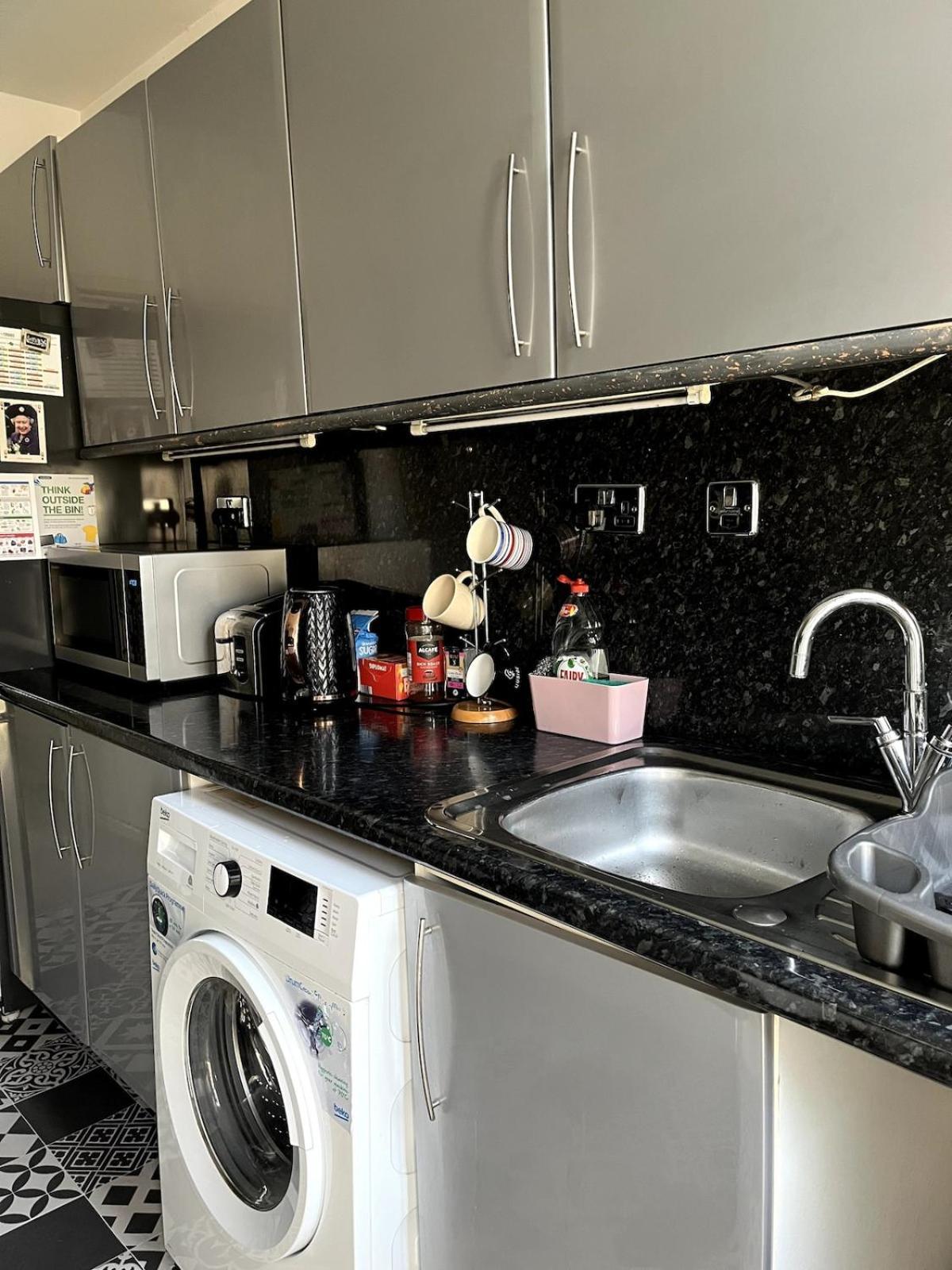 Homestay Double - Town & Nearby, 24h Bus, Airport-linked Manchester
