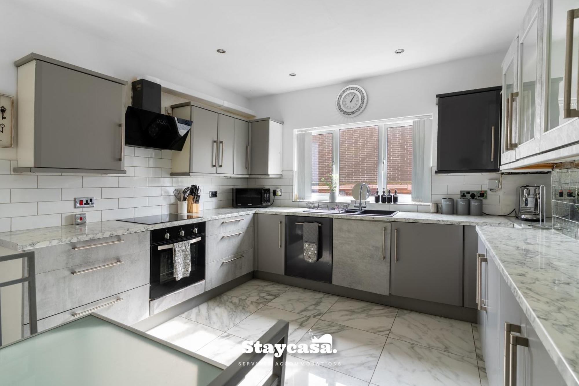 Longsight Luxury 5br Free Parking Sleeps 12! Holiday home *