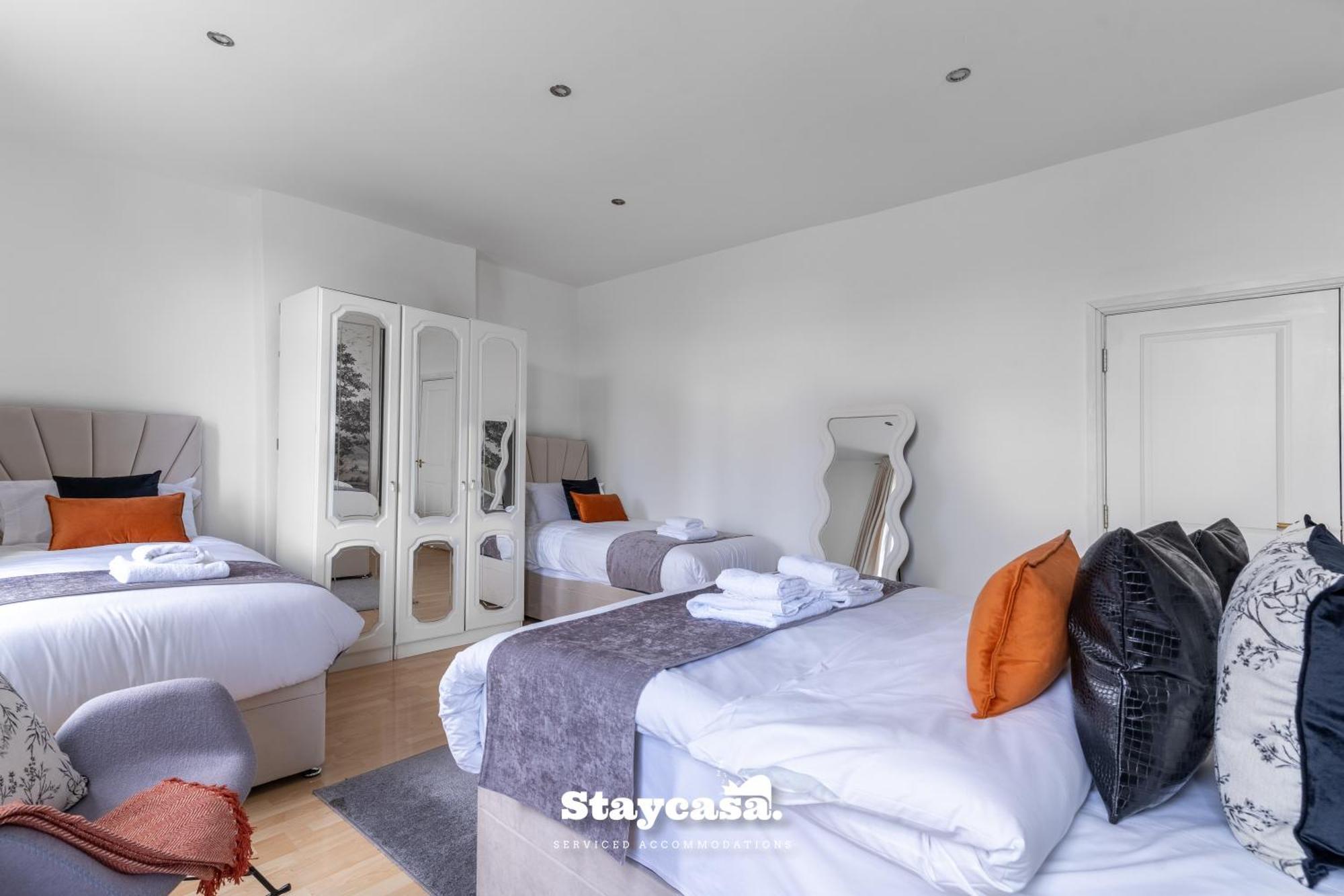 Longsight Luxury 5br Free Parking Sleeps 12! Holiday home