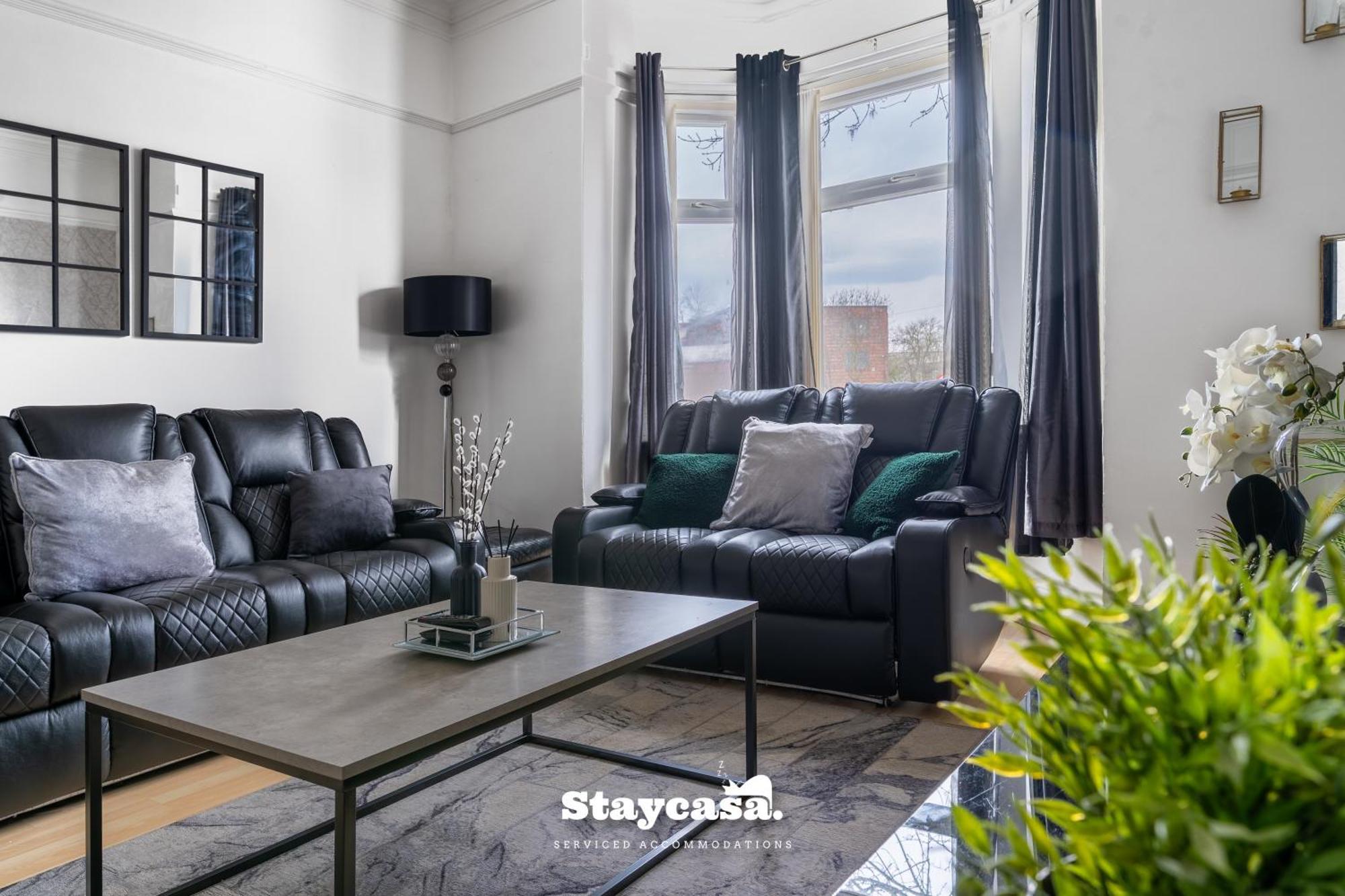Longsight Luxury 5br Free Parking Sleeps 12! Holiday home *