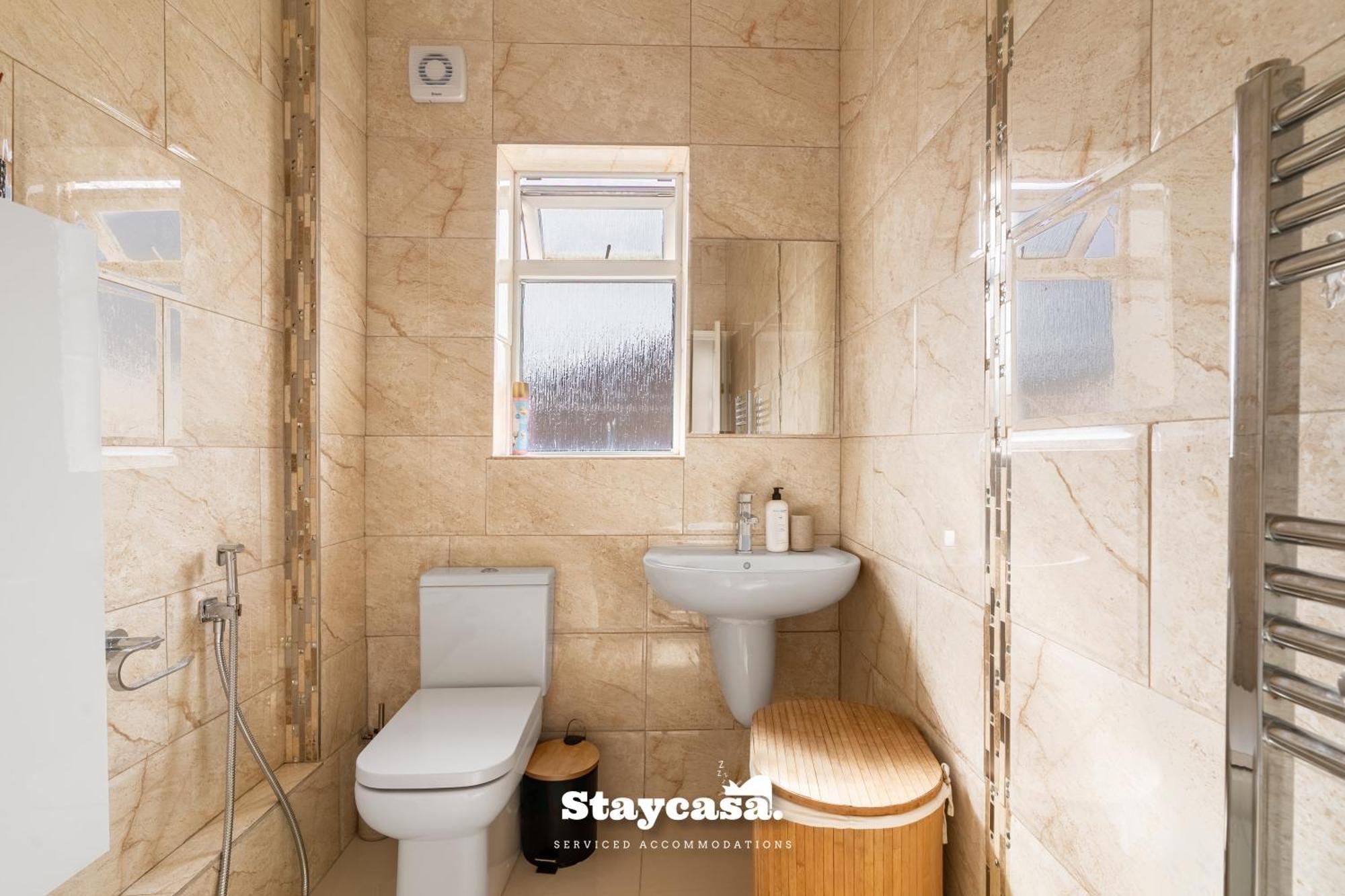Longsight Luxury 5br Free Parking Sleeps 12! Holiday home *