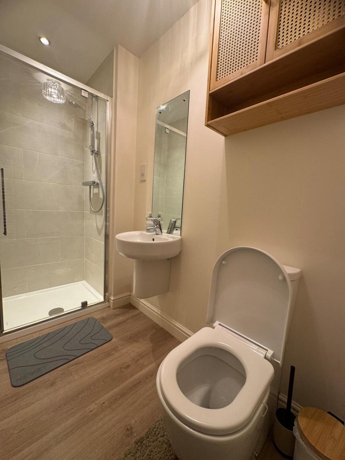 Apartment Large 3 Bed House Near Etihad And Coop Live