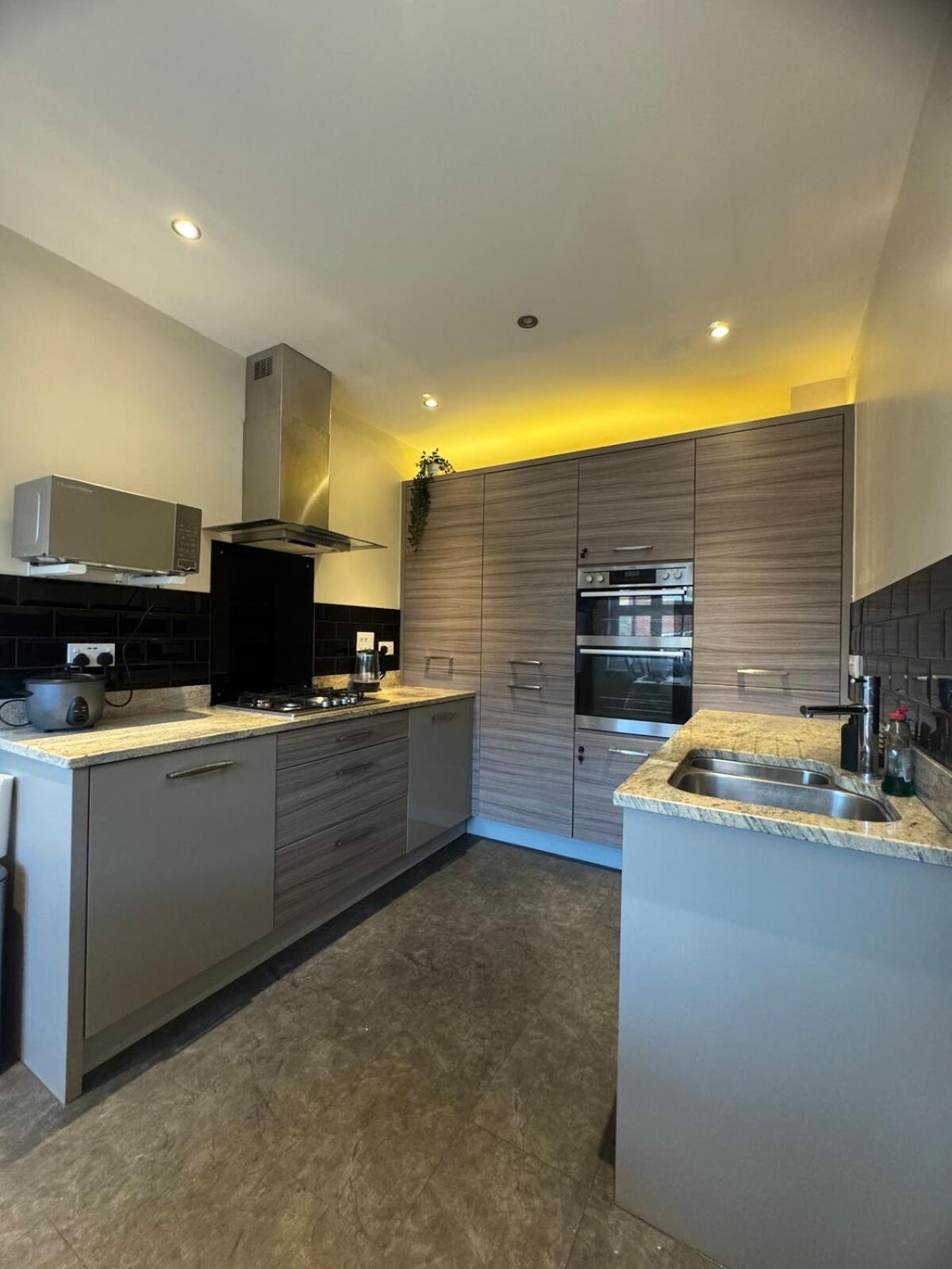 Large 3 Bed House Near Etihad And Coop Live Apartment
