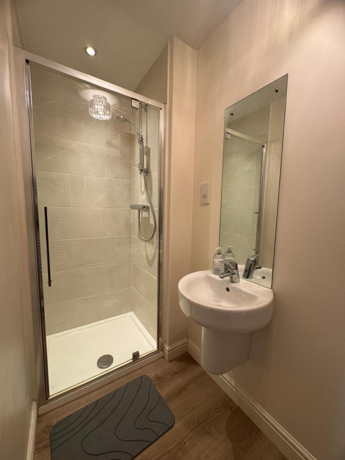 Apartment Large 3 Bed House Near Etihad And Coop Live