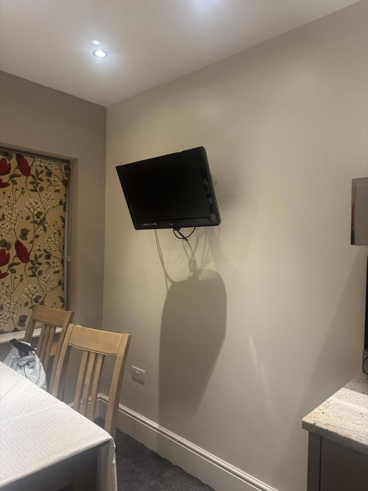 Large 3 Bed House Near Etihad And Coop Live Apartment *