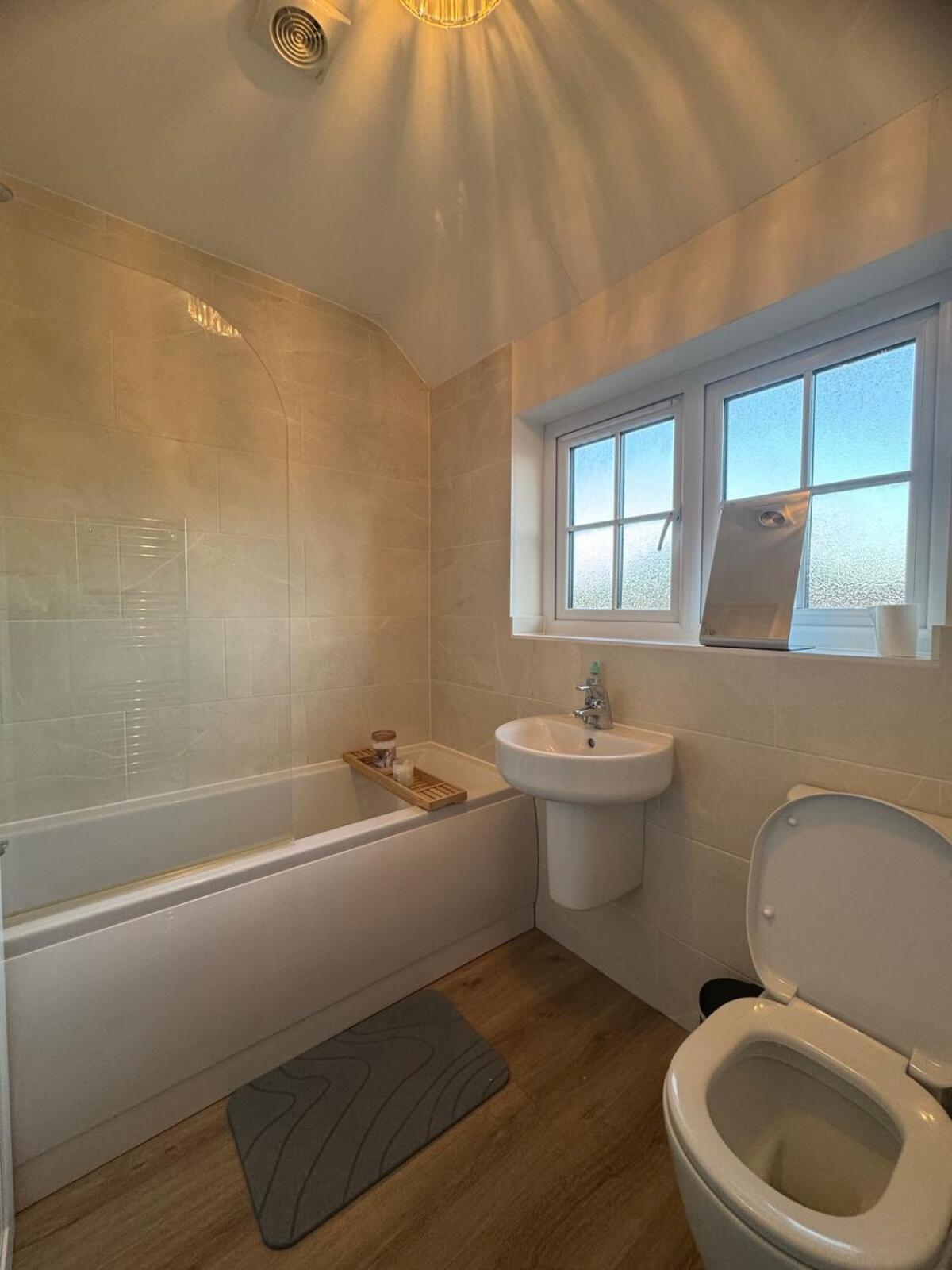 Large 3 Bed House Near Etihad And Coop Live