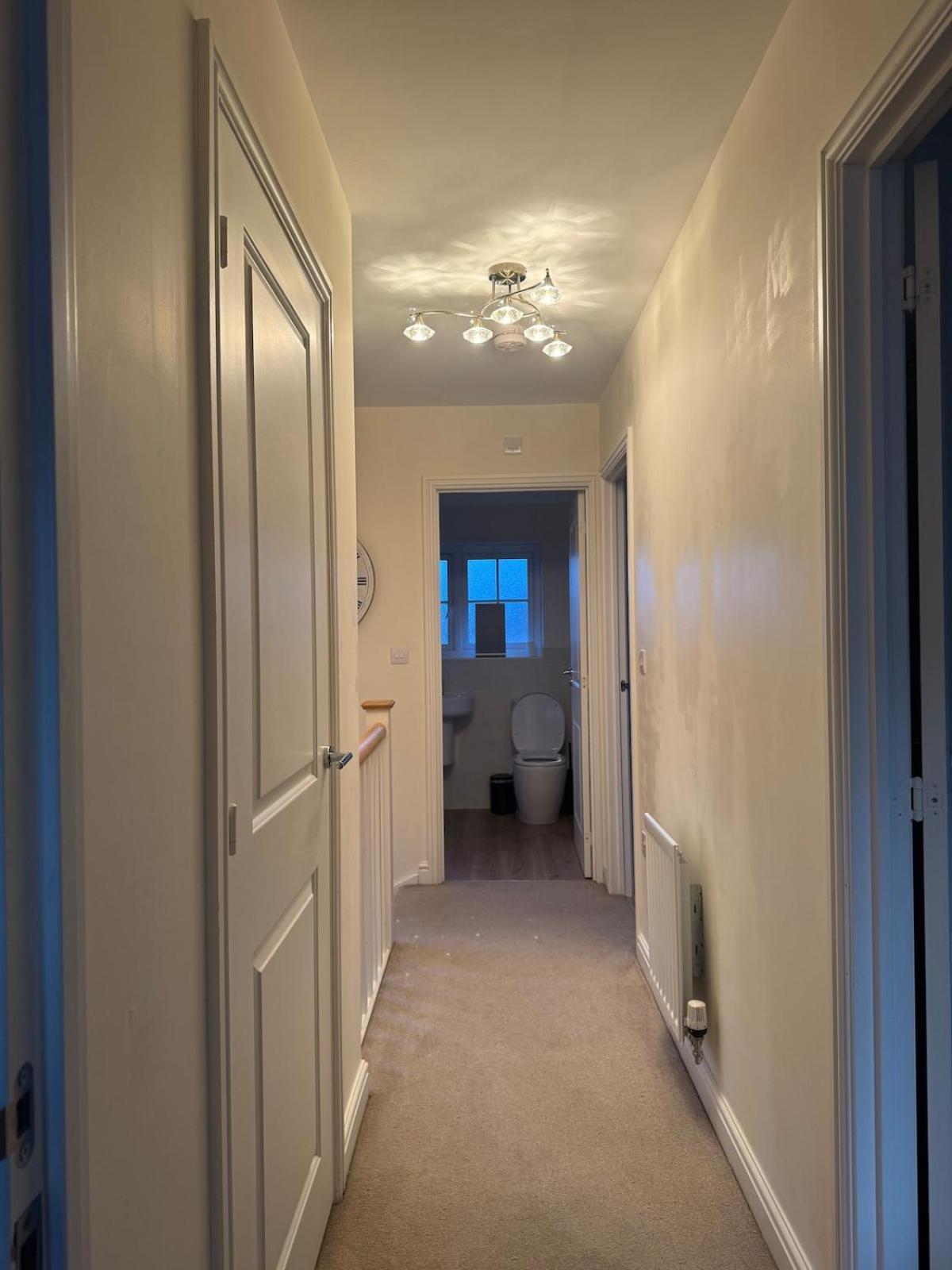Apartment Large 3 Bed House Near Etihad And Coop Live