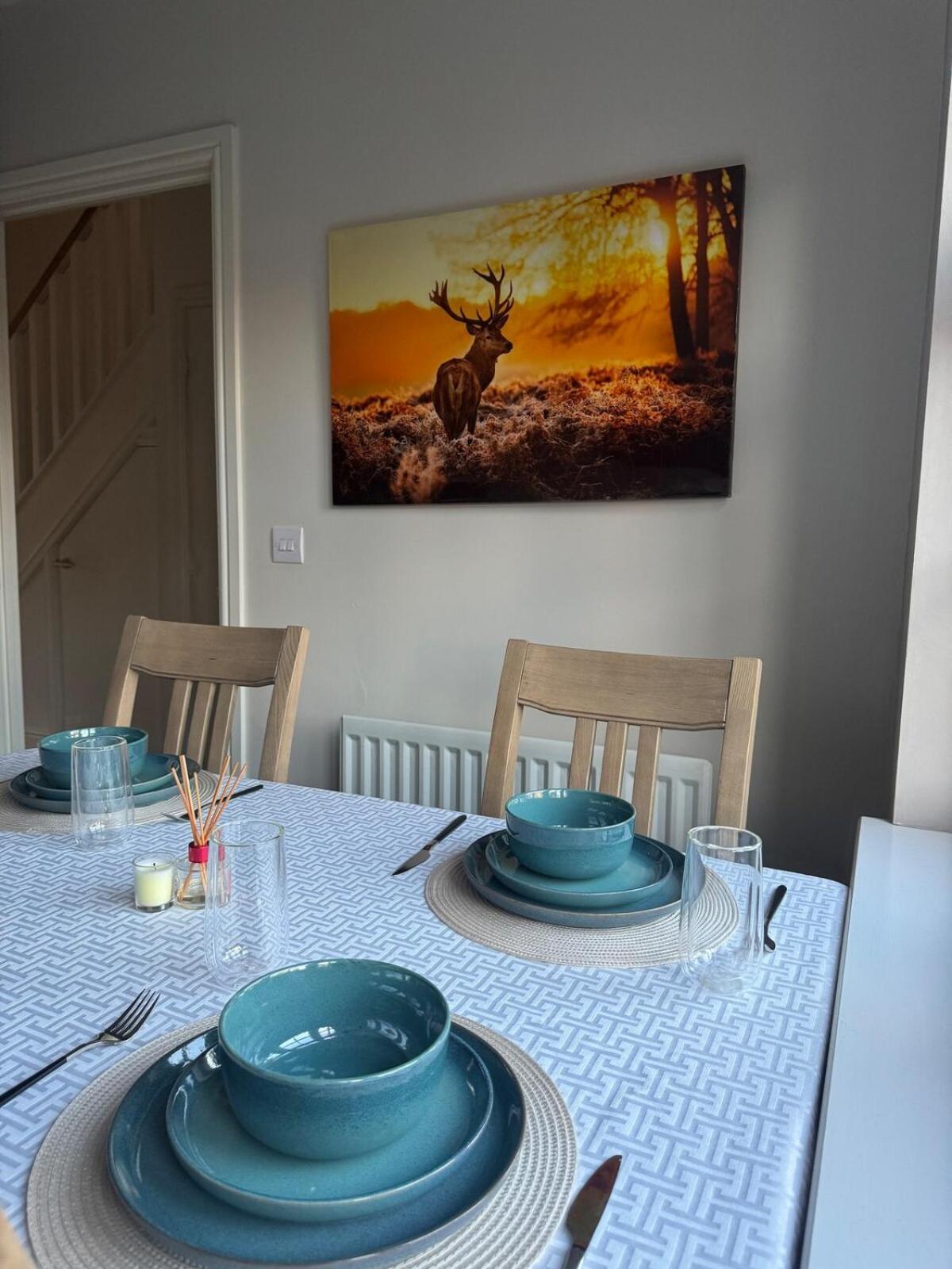 Large 3 Bed House Near Etihad And Coop Live Apartment *