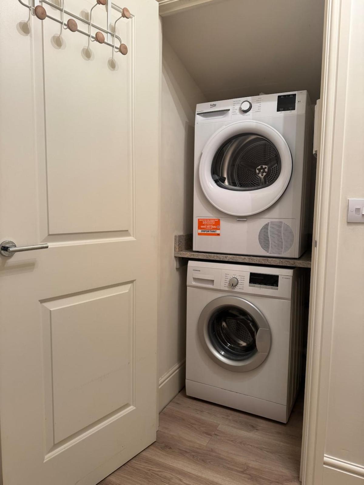 Apartment Large 3 Bed House Near Etihad And Coop Live *