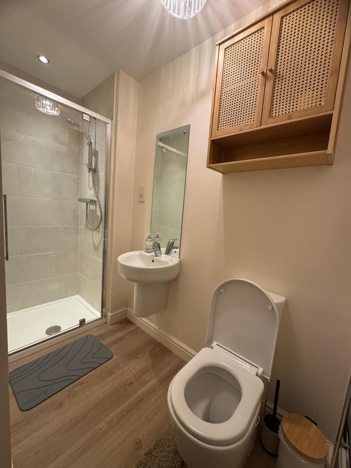 Large 3 Bed House Near Etihad And Coop Live *