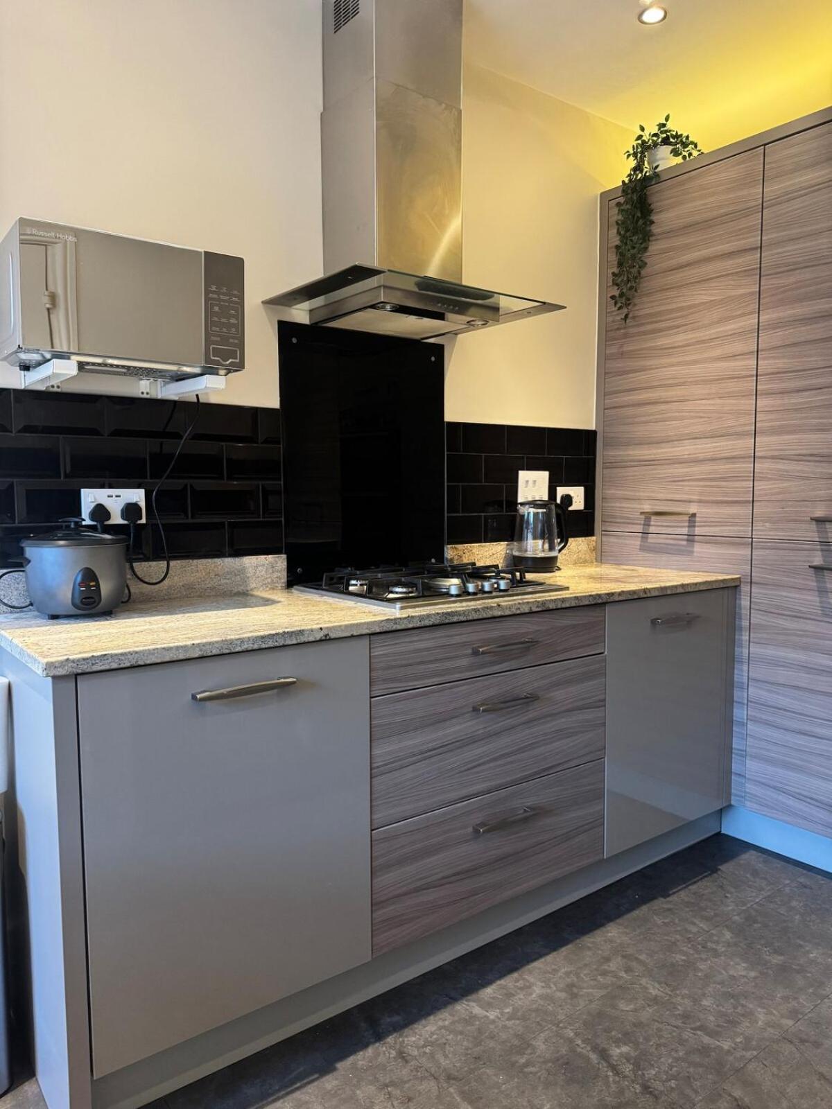 Large 3 Bed House Near Etihad And Coop Live