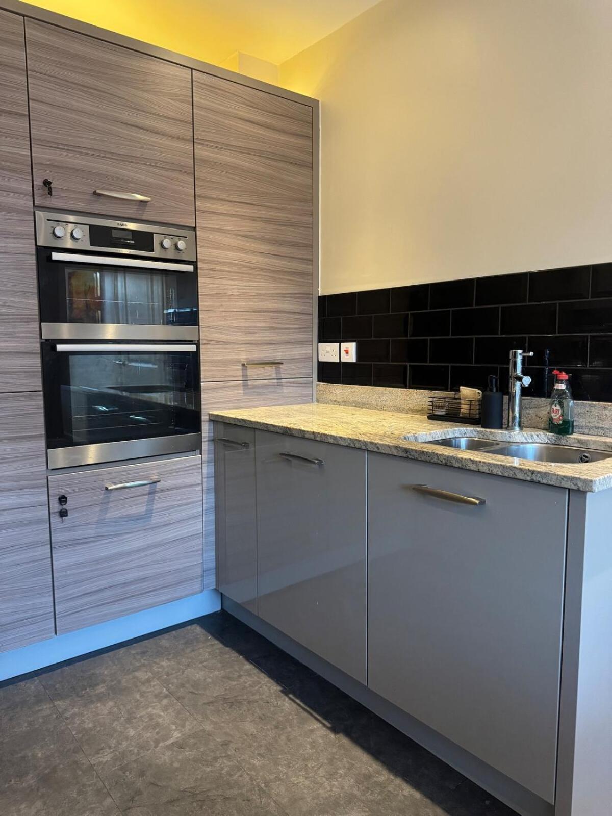 Large 3 Bed House Near Etihad And Coop Live Apartment *