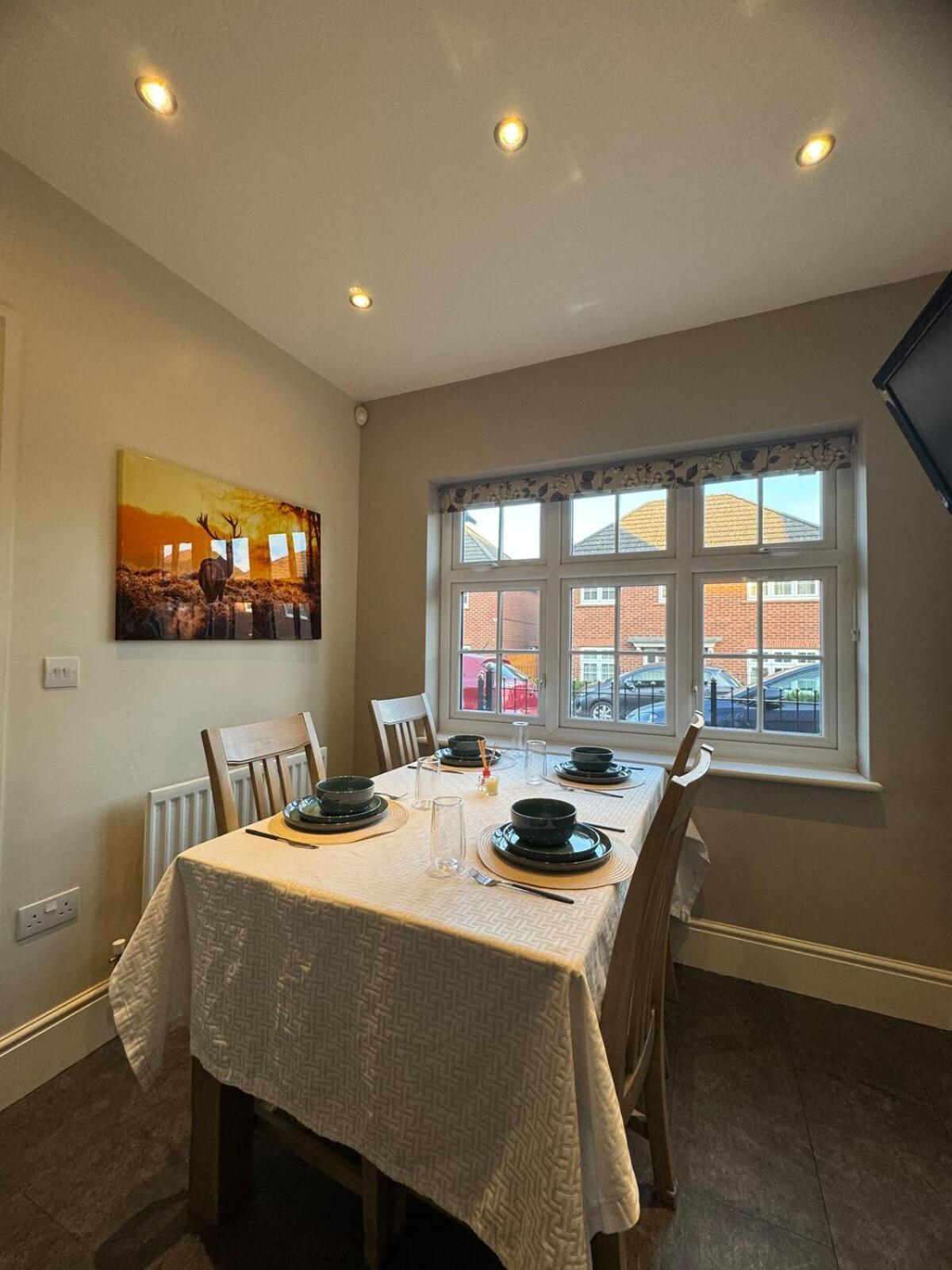 Large 3 Bed House Near Etihad And Coop Live *