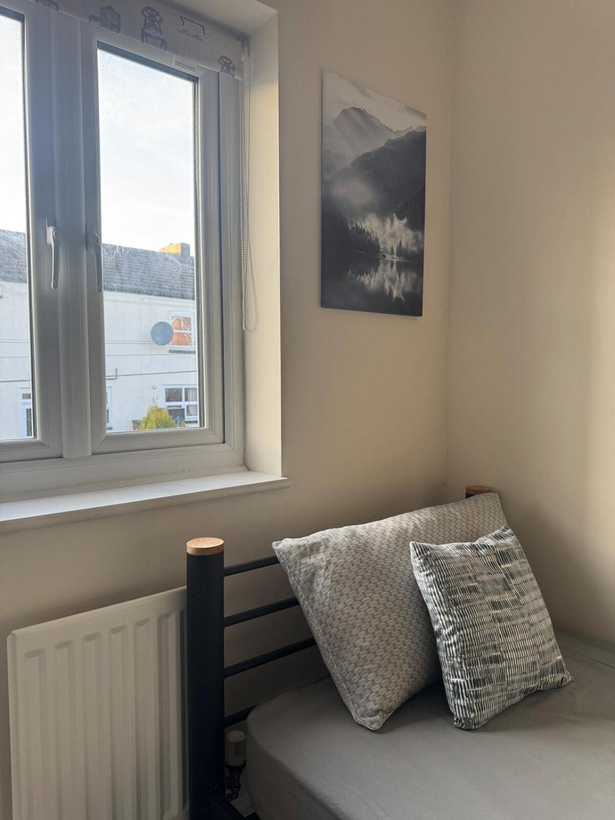 Apartment Large 3 Bed House Near Etihad And Coop Live *