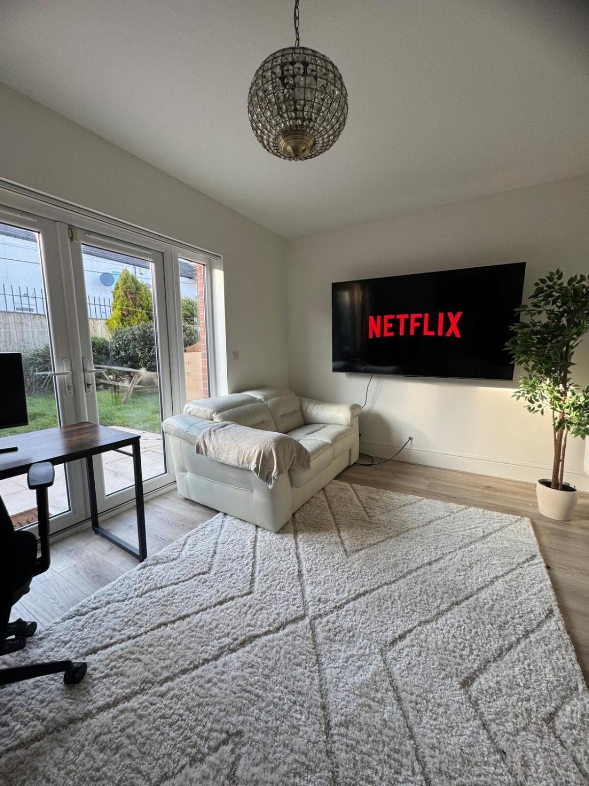 Large 3 Bed House Near Etihad And Coop Live *