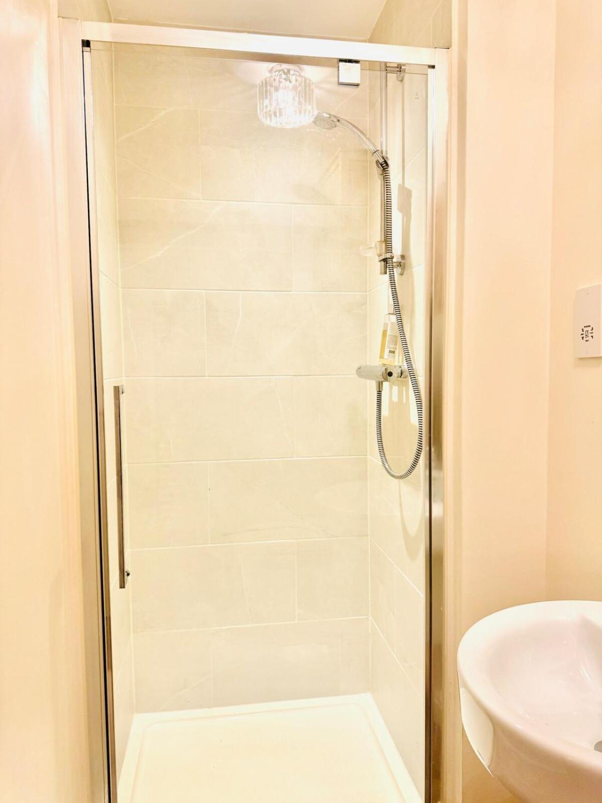 Large 3 Bed House Near Etihad And Coop Live