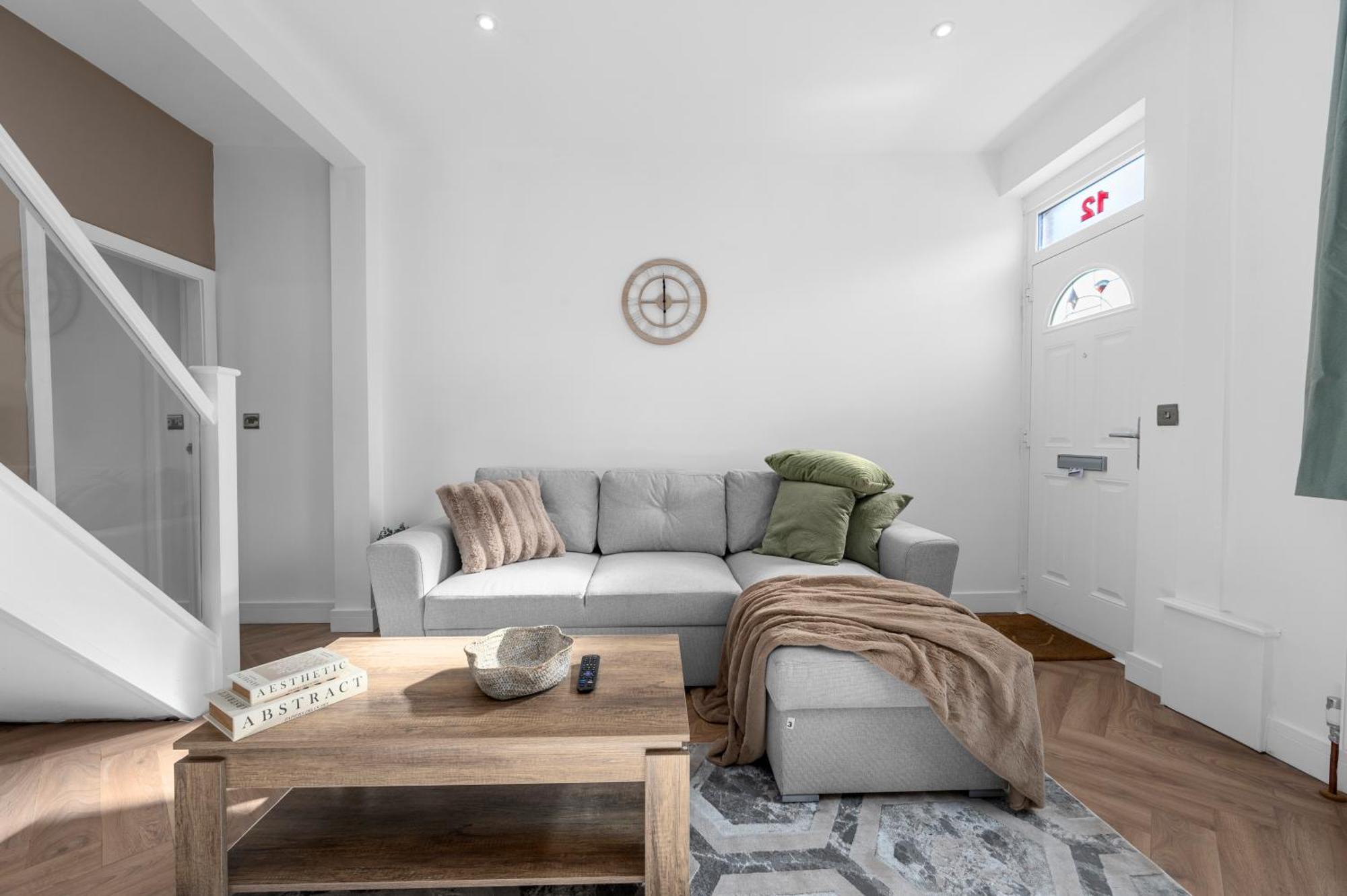 New Listing - Stunning Prestwich Retreat - Sleeps 7 *
