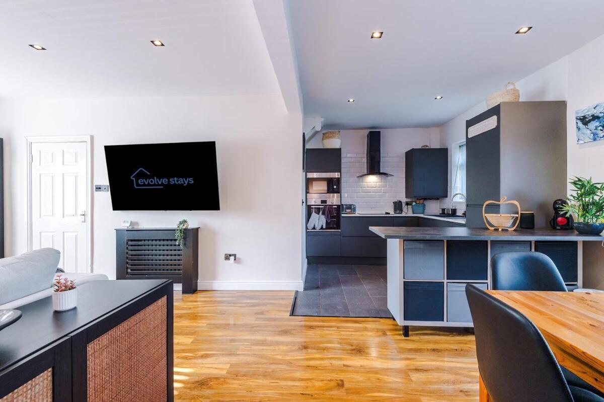 Stunning 3 Bedroom In Stretford, Game Room, Summer House, Smart Tv, Driveway Apartment