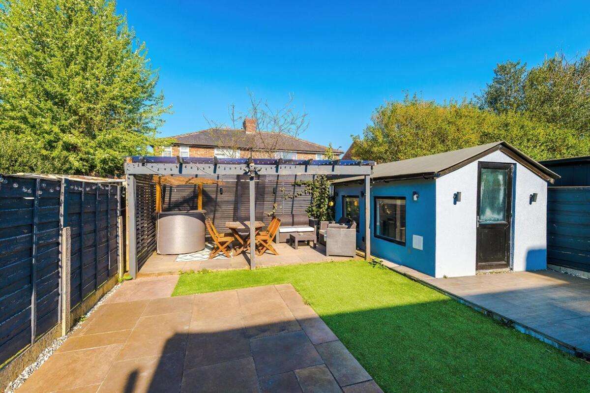 Stunning 3 Bedroom In Stretford, Game Room, Summer House, Smart Tv, Driveway Manchester
