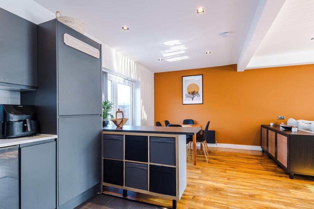 Apartment Stunning 3 Bedroom In Stretford, Game Room, Summer House, Smart Tv, Driveway Manchester