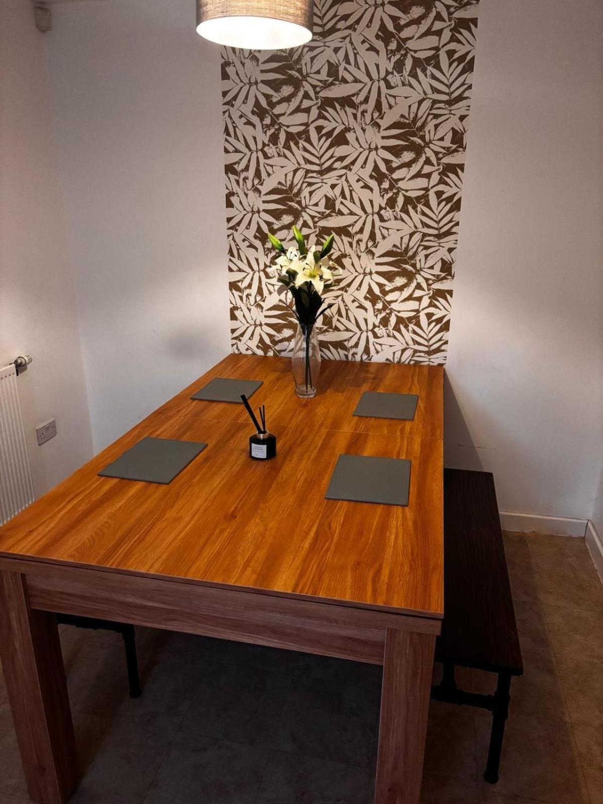 Holiday home Sleek And Stylish 3 Bed In - Parking *