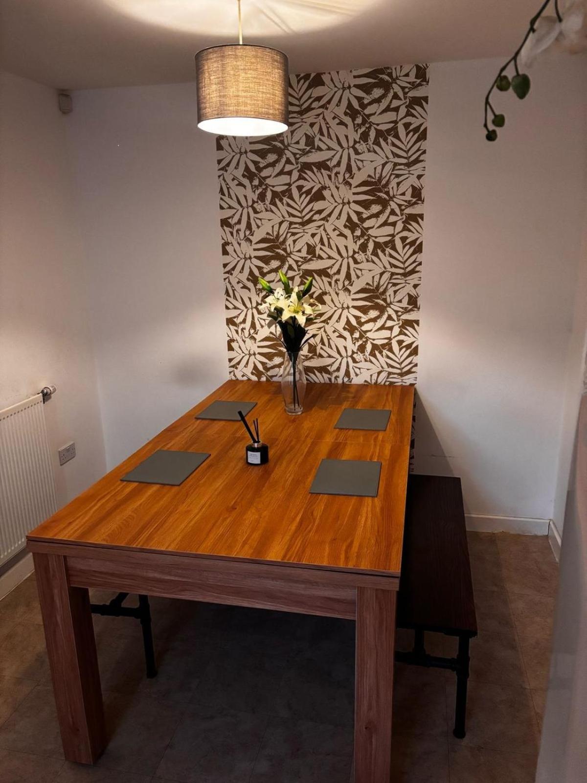 Sleek And Stylish 3 Bed In - Parking Holiday home Manchester