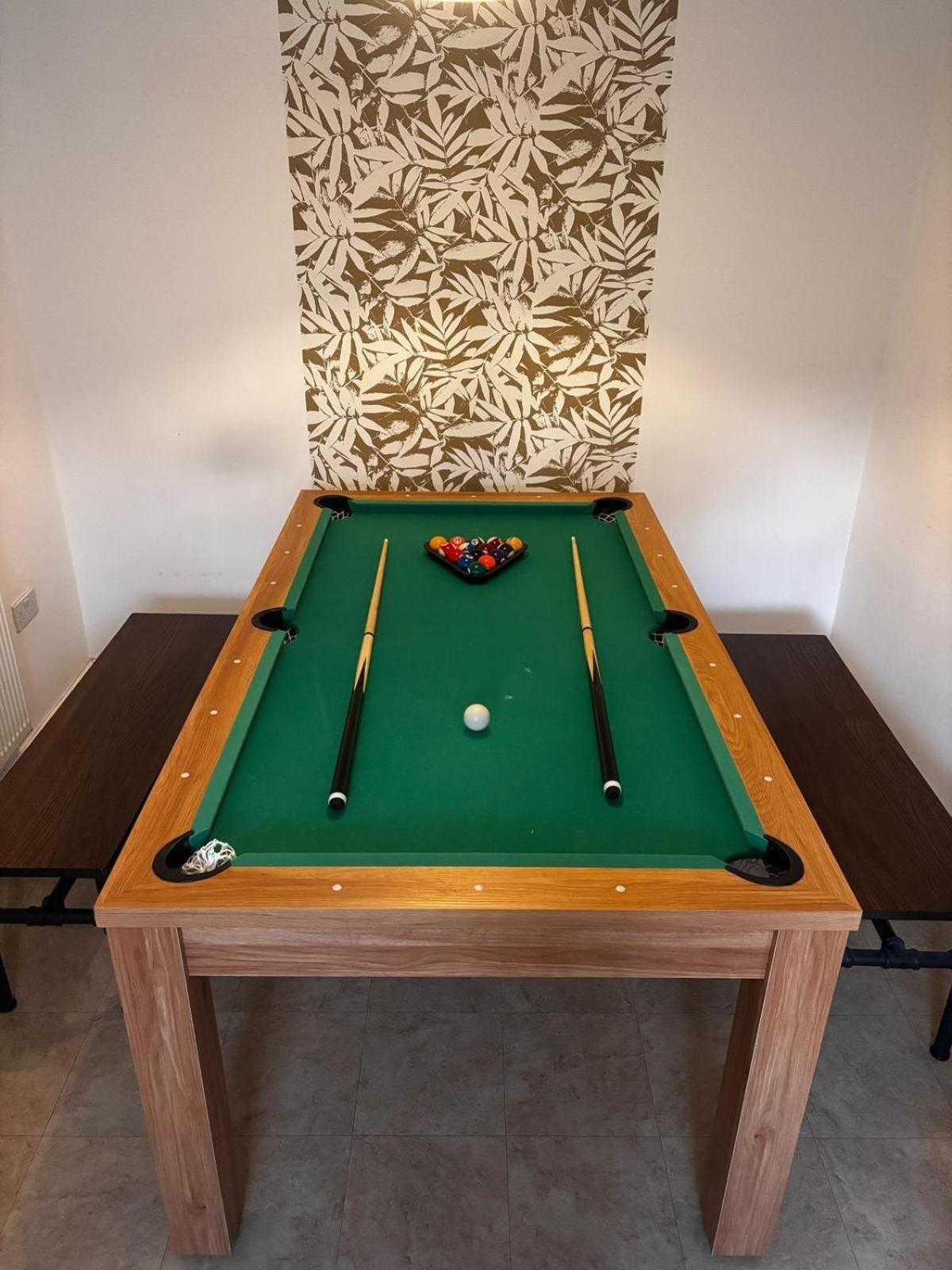 Sleek And Stylish 3 Bed In - Parking