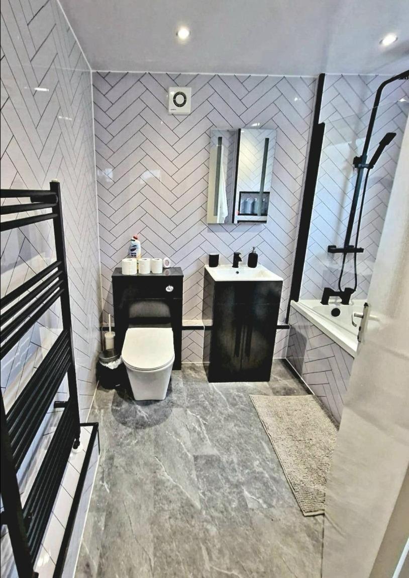 Long 3br House With Parking