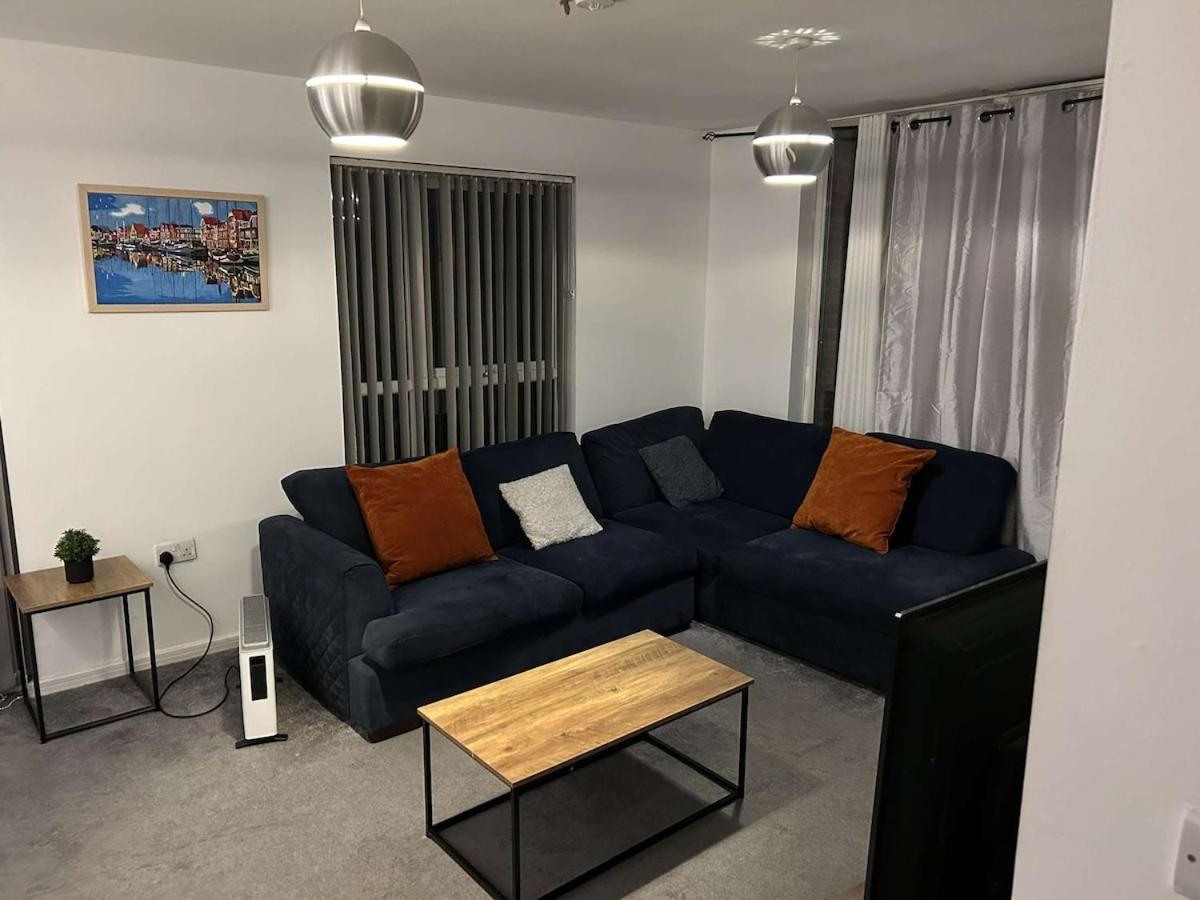 Apartment Cozy 2 Bed With Balcony Etihad Views, Steps From Coop Live