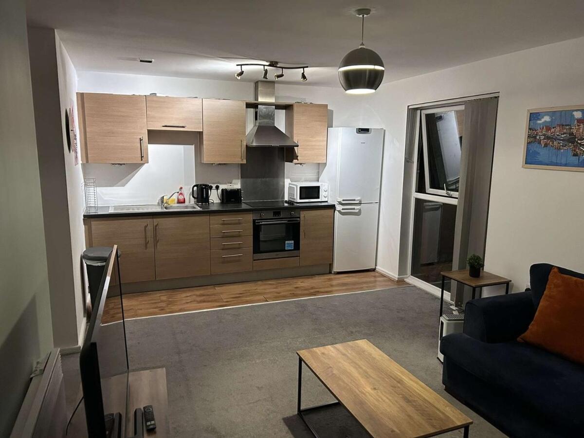 Apartment Cozy 2 Bed With Balcony Etihad Views, Steps From Coop Live Manchester