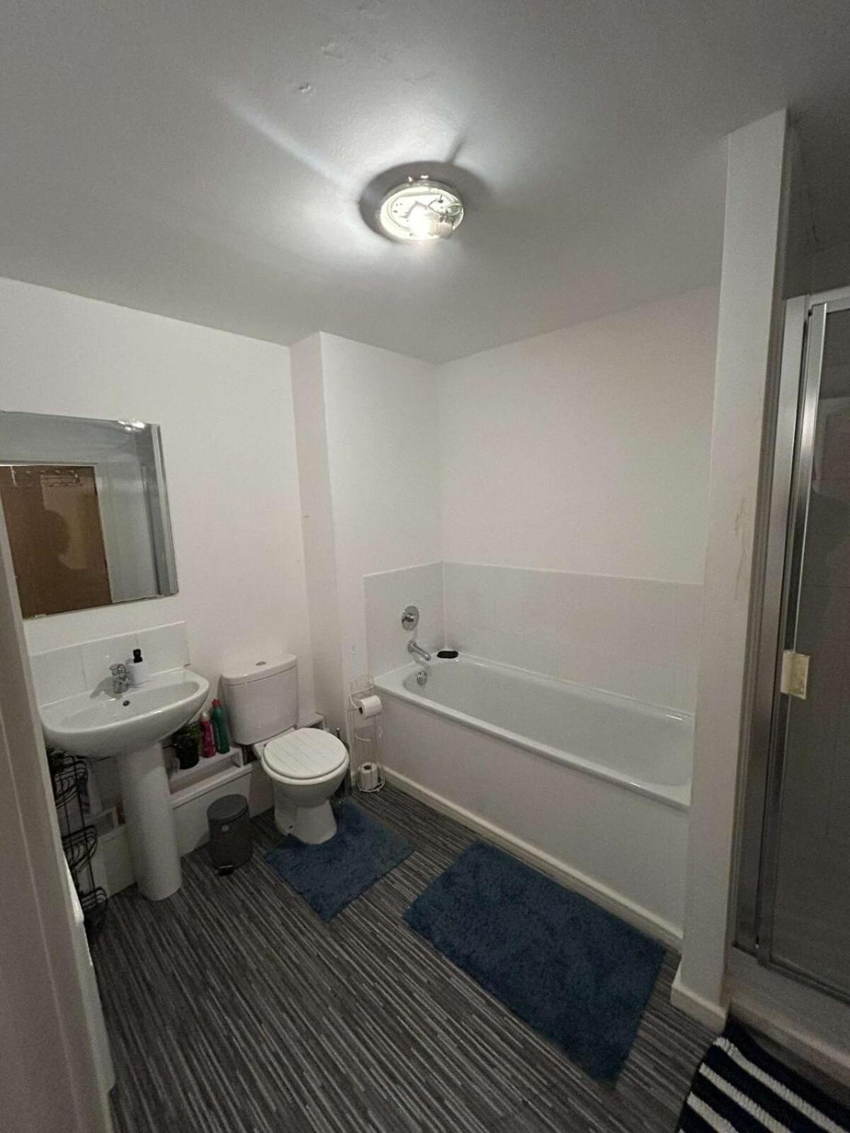 Apartment Cozy 2 Bed With Balcony Etihad Views, Steps From Coop Live Manchester
