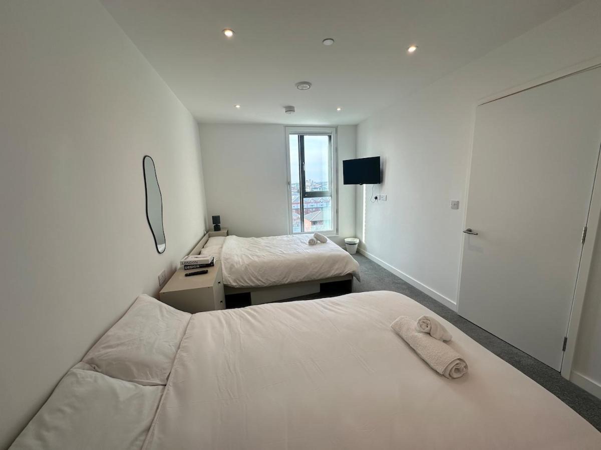 Apartment Spacious By Avalora Short Lets & Serviced Old Trafford With Free Wi-fi, Mcr Stadium, Sleeps 6 *