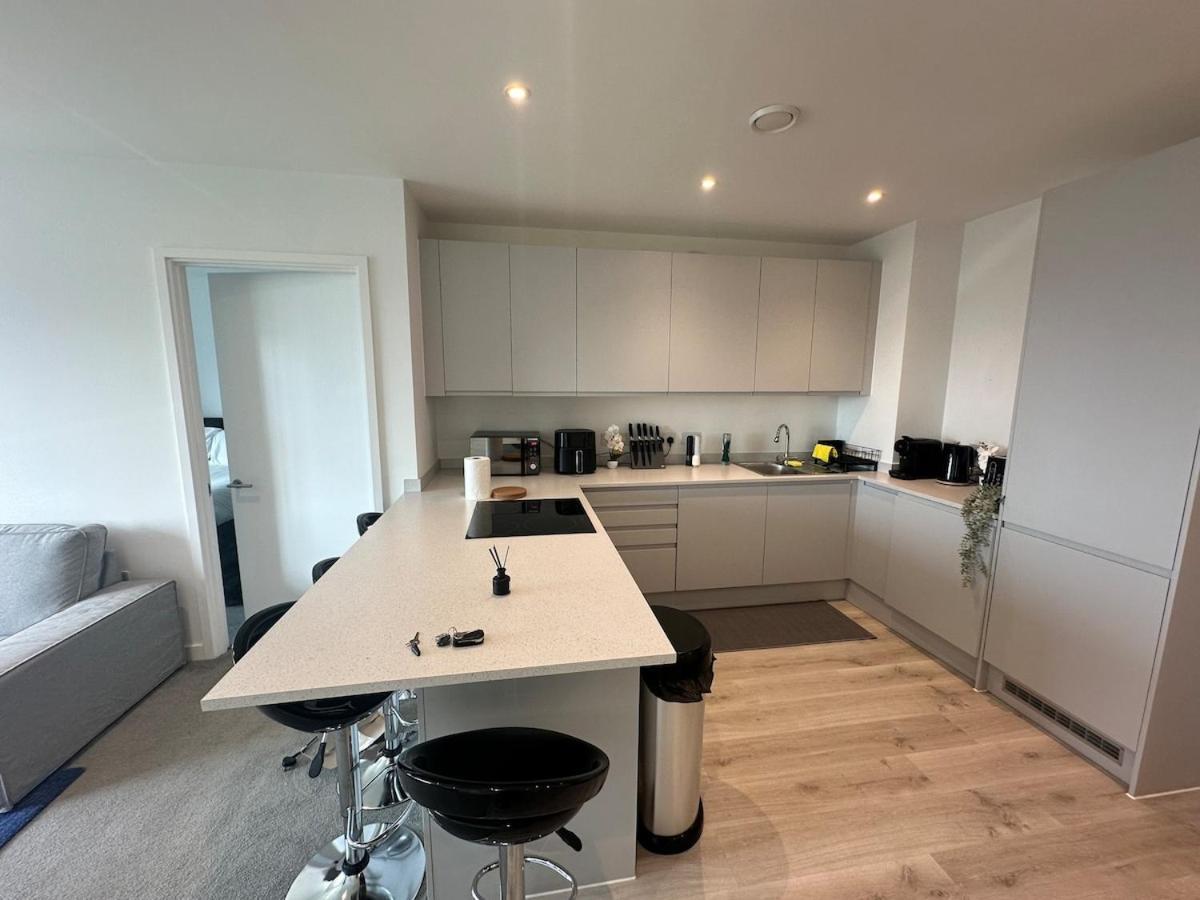 Apartment Spacious By Avalora Short Lets & Serviced Old Trafford With Free Wi-fi, Mcr Stadium, Sleeps 6 Manchester