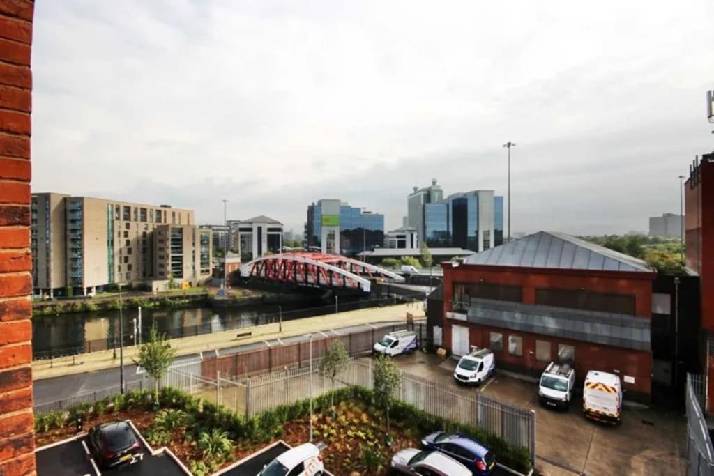 Spacious By Avalora Short Lets & Serviced Old Trafford With Free Wi-fi, Mcr Stadium, Sleeps 6 *