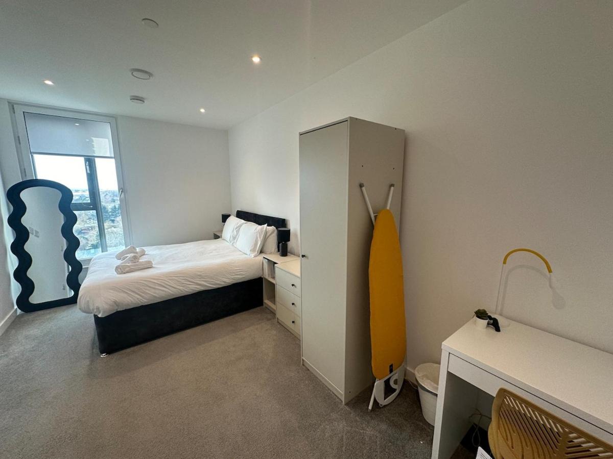 Spacious By Avalora Short Lets & Serviced Old Trafford With Free Wi-fi, Mcr Stadium, Sleeps 6