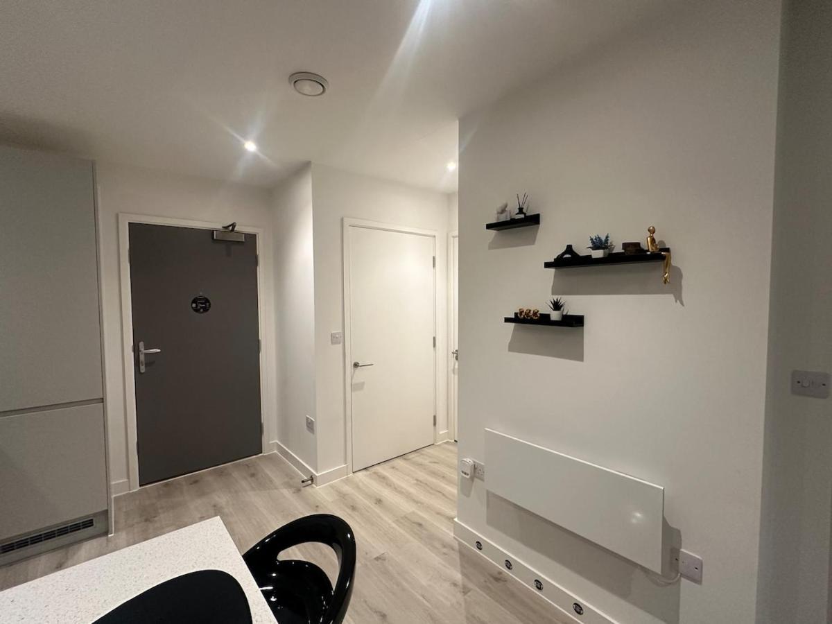Spacious By Avalora Short Lets & Serviced Old Trafford With Free Wi-fi, Mcr Stadium, Sleeps 6 Apartment *