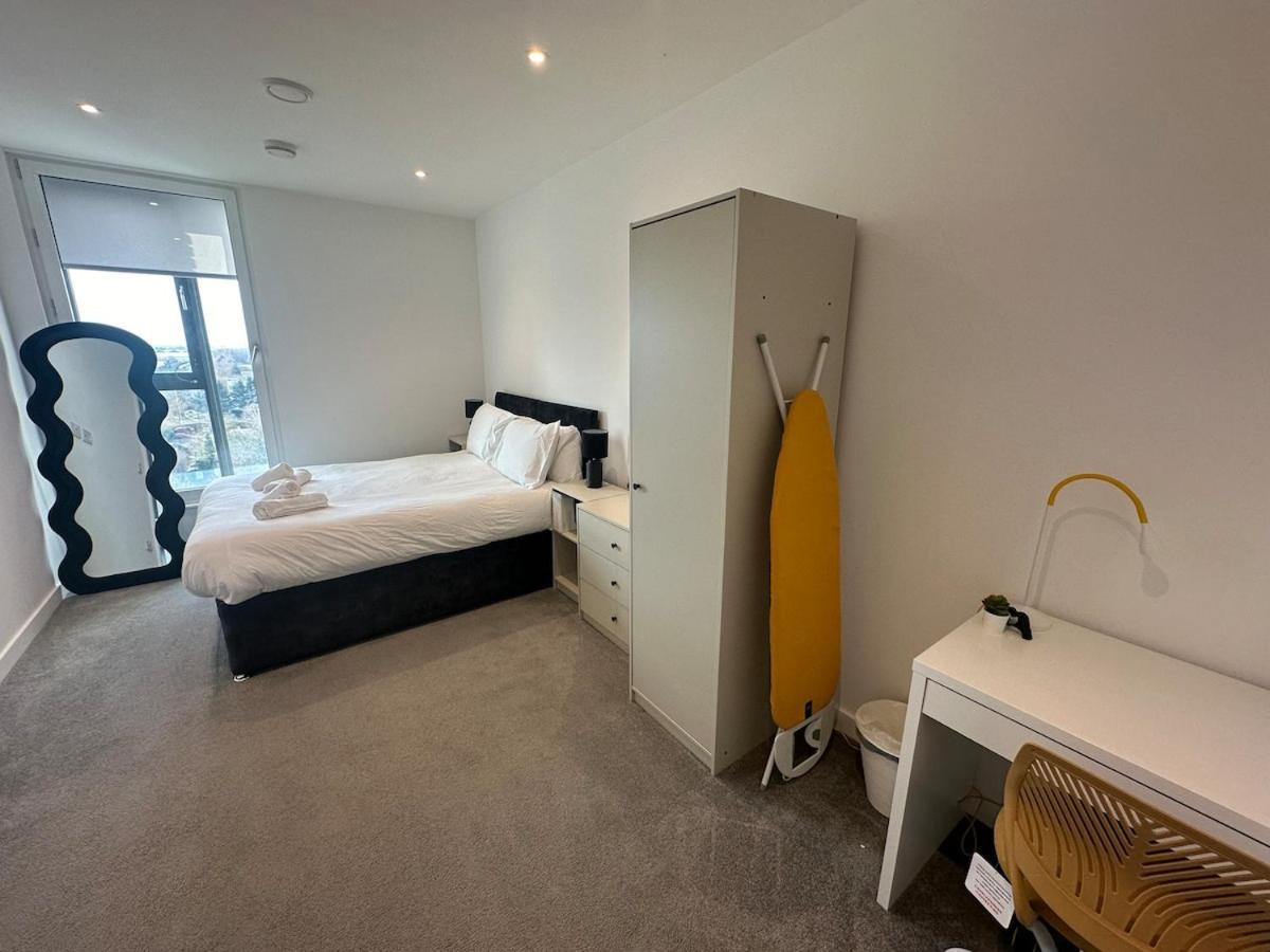 Apartment Spacious By Avalora Short Lets & Serviced Old Trafford With Free Wi-fi, Mcr Stadium, Sleeps 6