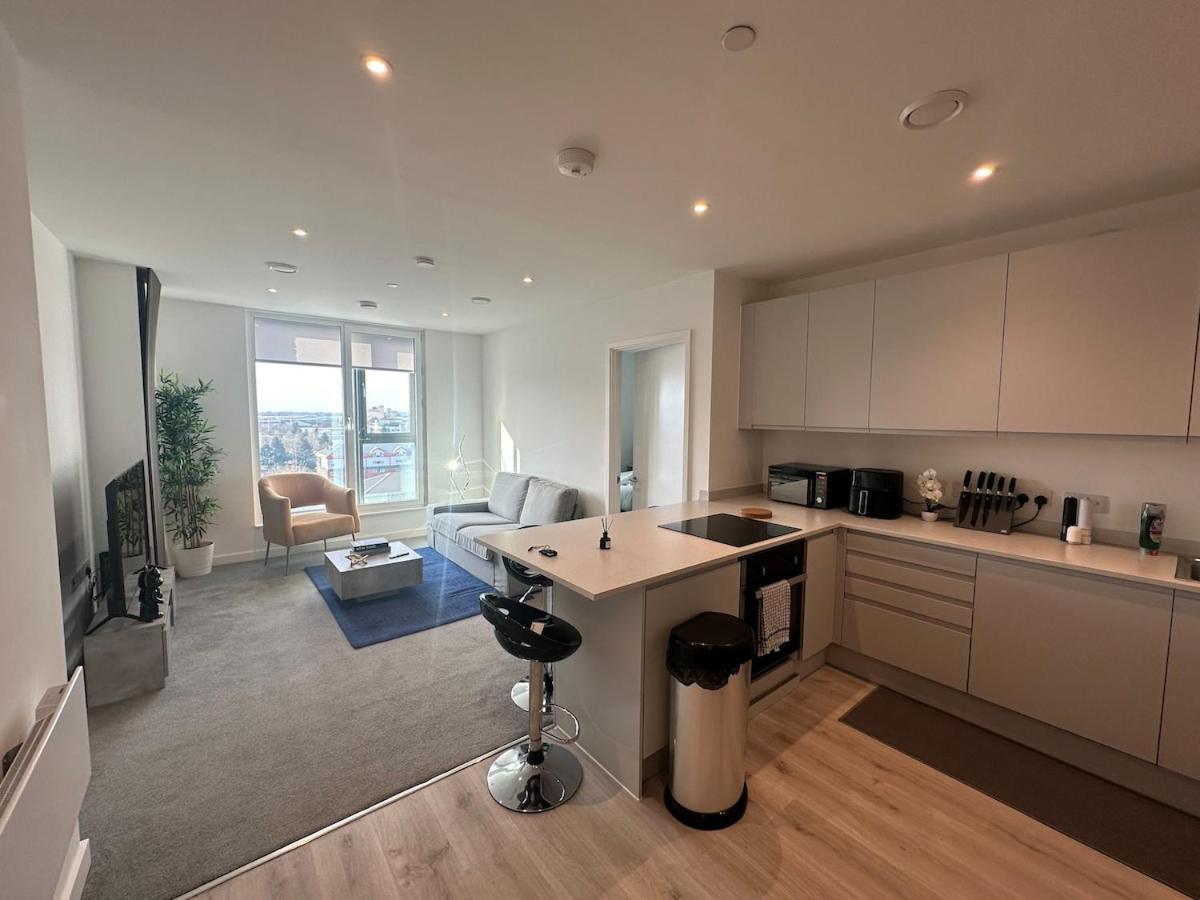 Spacious By Avalora Short Lets & Serviced Old Trafford With Free Wi-fi, Mcr Stadium, Sleeps 6 Apartment *