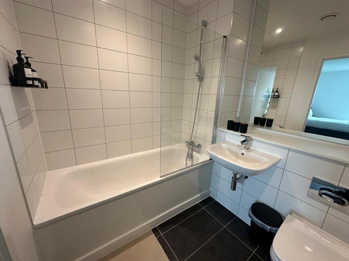 Spacious By Avalora Short Lets & Serviced Old Trafford With Free Wi-fi, Mcr Stadium, Sleeps 6