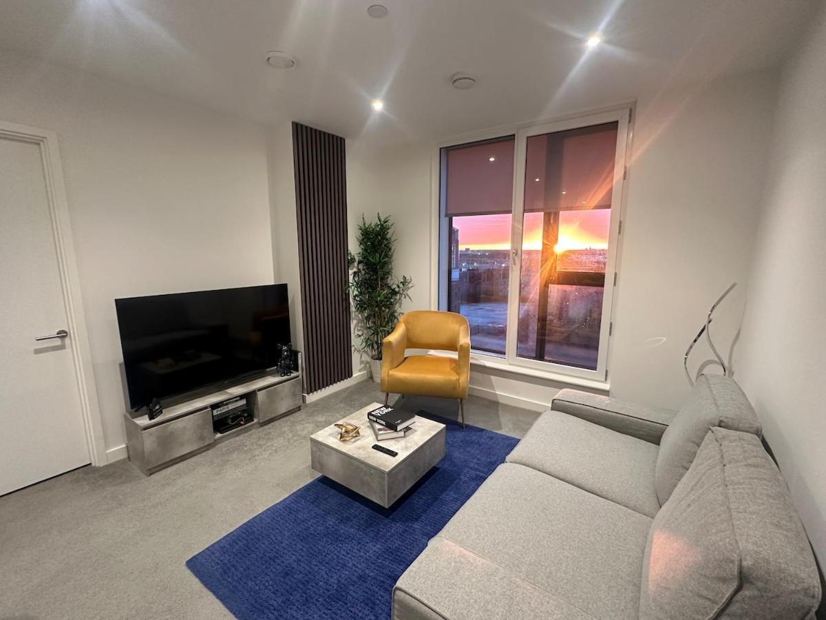 Spacious By Avalora Short Lets & Serviced Old Trafford With Free Wi-fi, Mcr Stadium, Sleeps 6 *