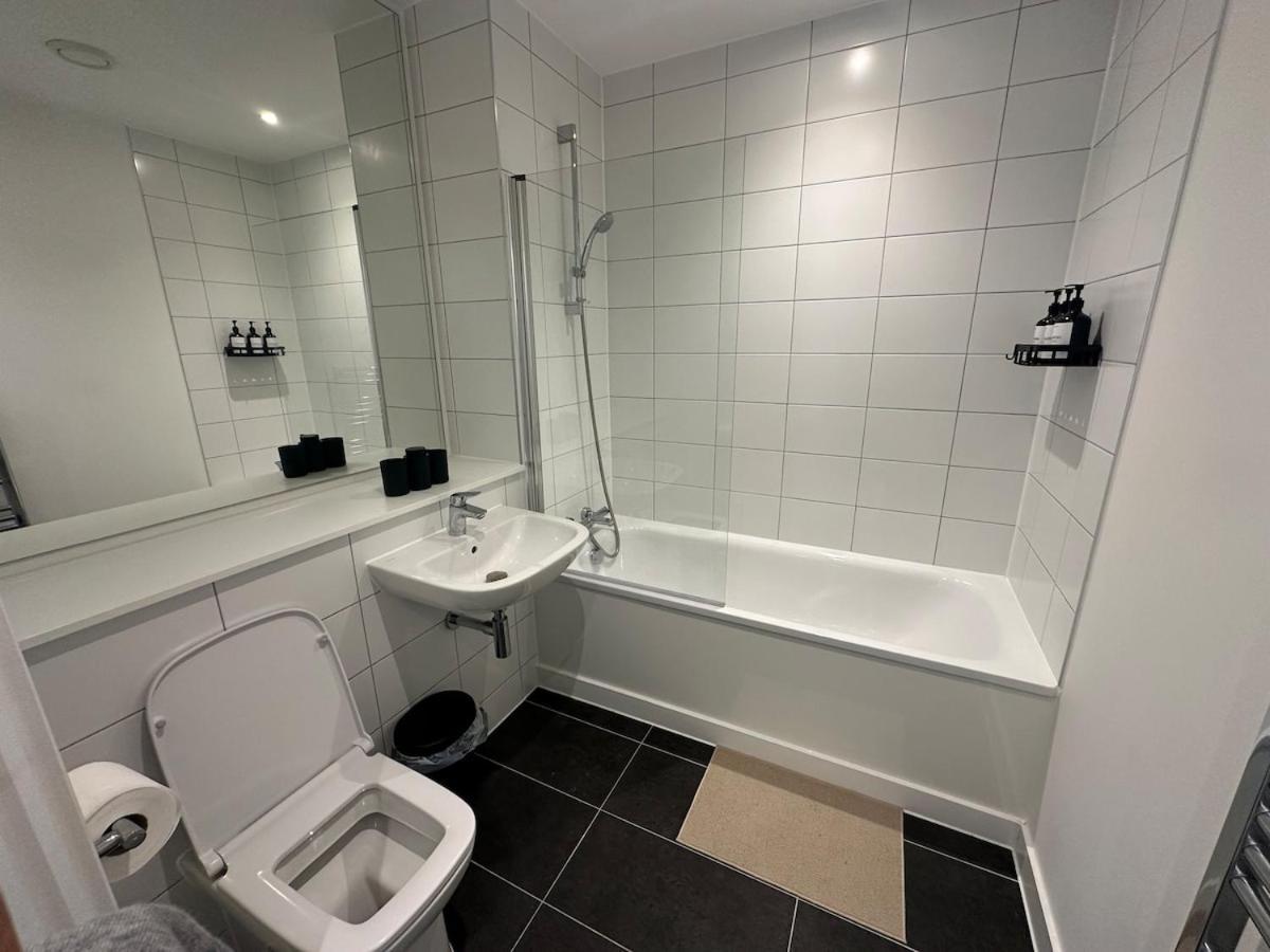 Apartment Spacious By Avalora Short Lets & Serviced Old Trafford With Free Wi-fi, Mcr Stadium, Sleeps 6
