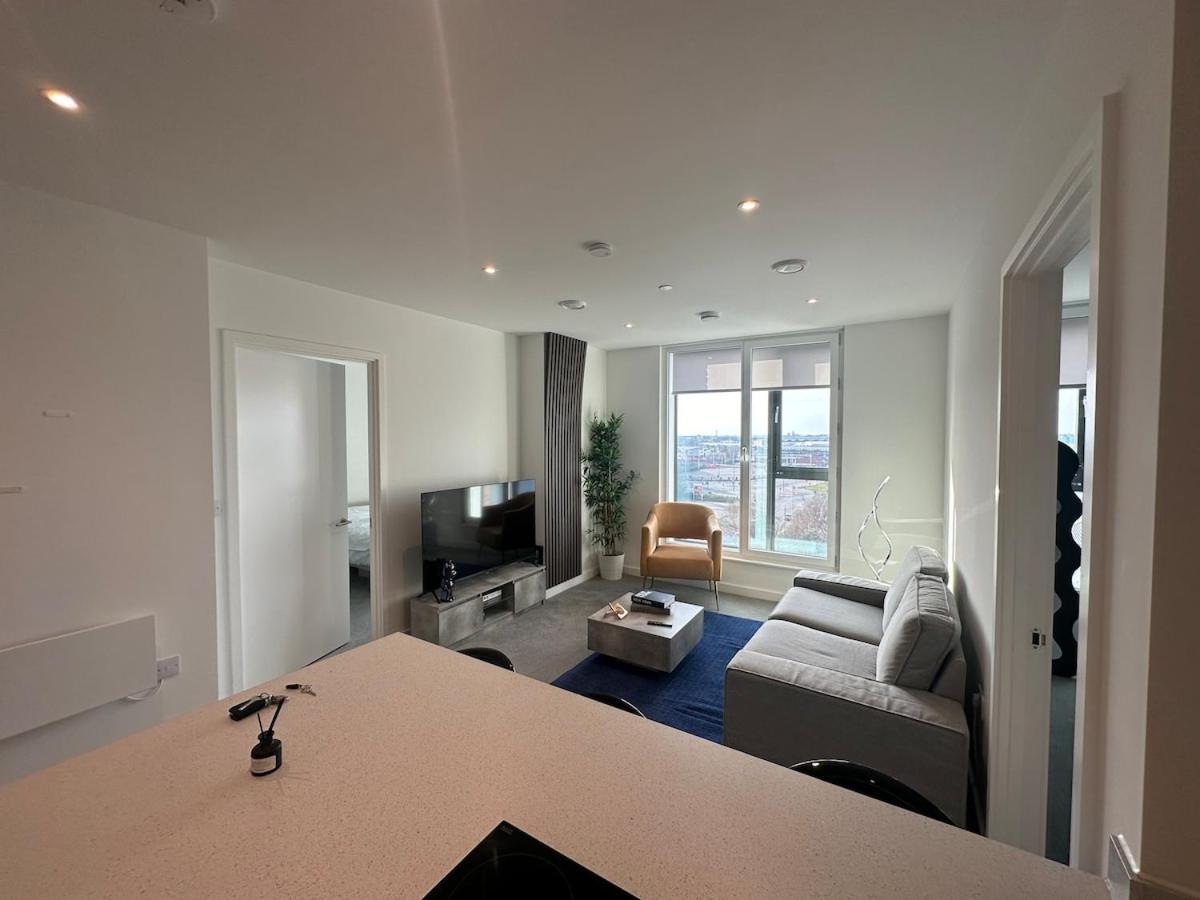 Spacious By Avalora Short Lets & Serviced Old Trafford With Free Wi-fi, Mcr Stadium, Sleeps 6 *