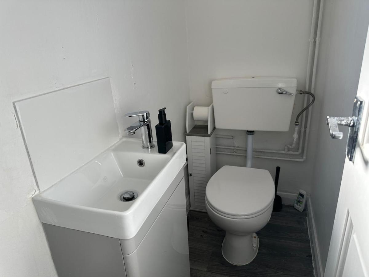 Discounted - 3-bed By Avalora Short Lets & Serviced Old Trafford With Pool & Tennis Table - Driveway