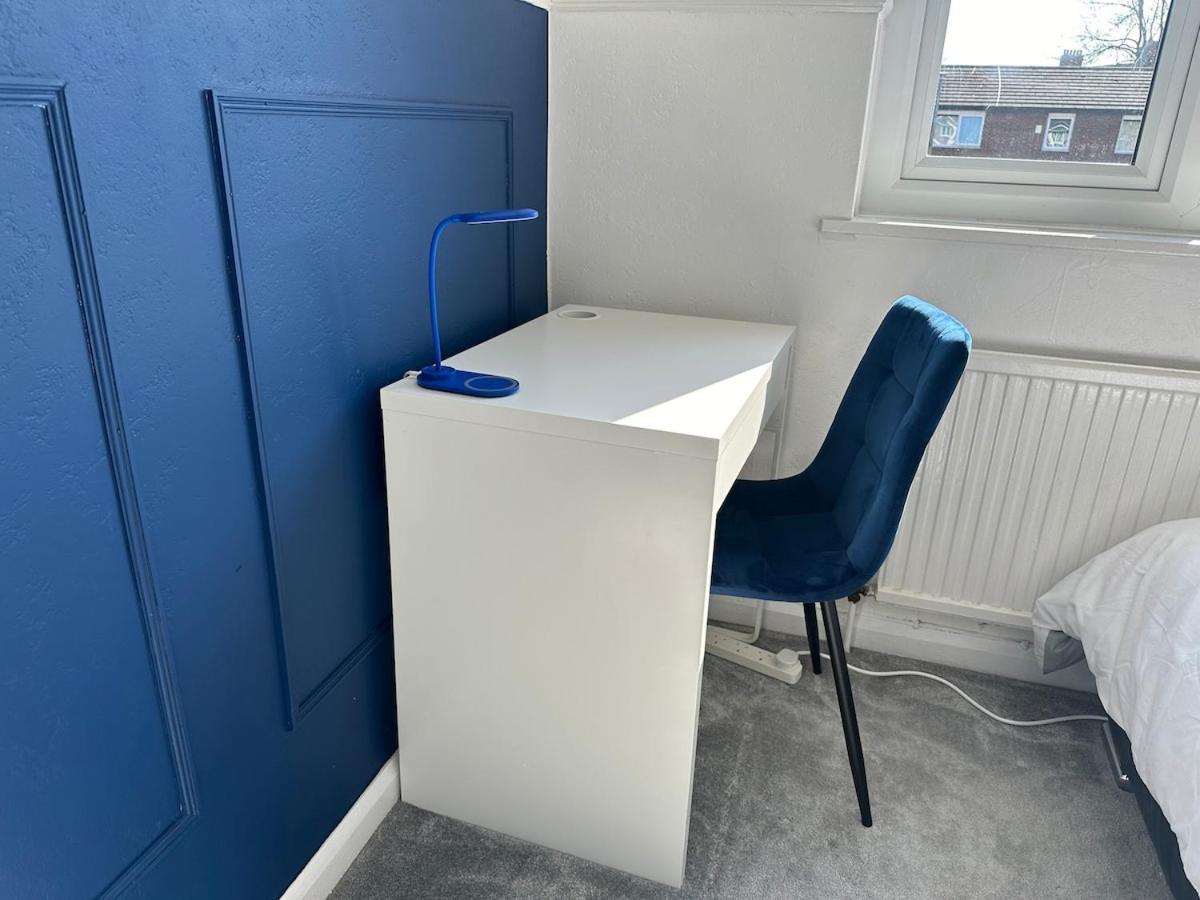 Discounted - 3-bed By Avalora Short Lets & Serviced Old Trafford With Pool & Tennis Table - Driveway *