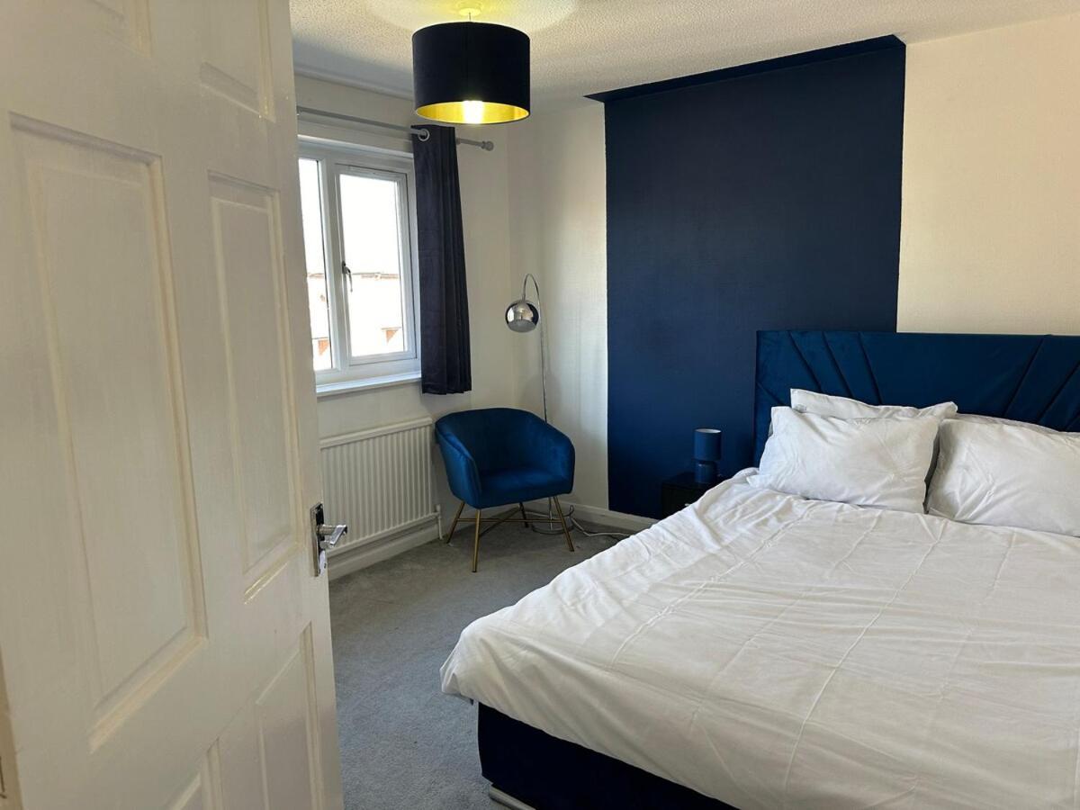 Discounted - 3-bed By Avalora Short Lets & Serviced Old Trafford With Pool & Tennis Table - Driveway Manchester