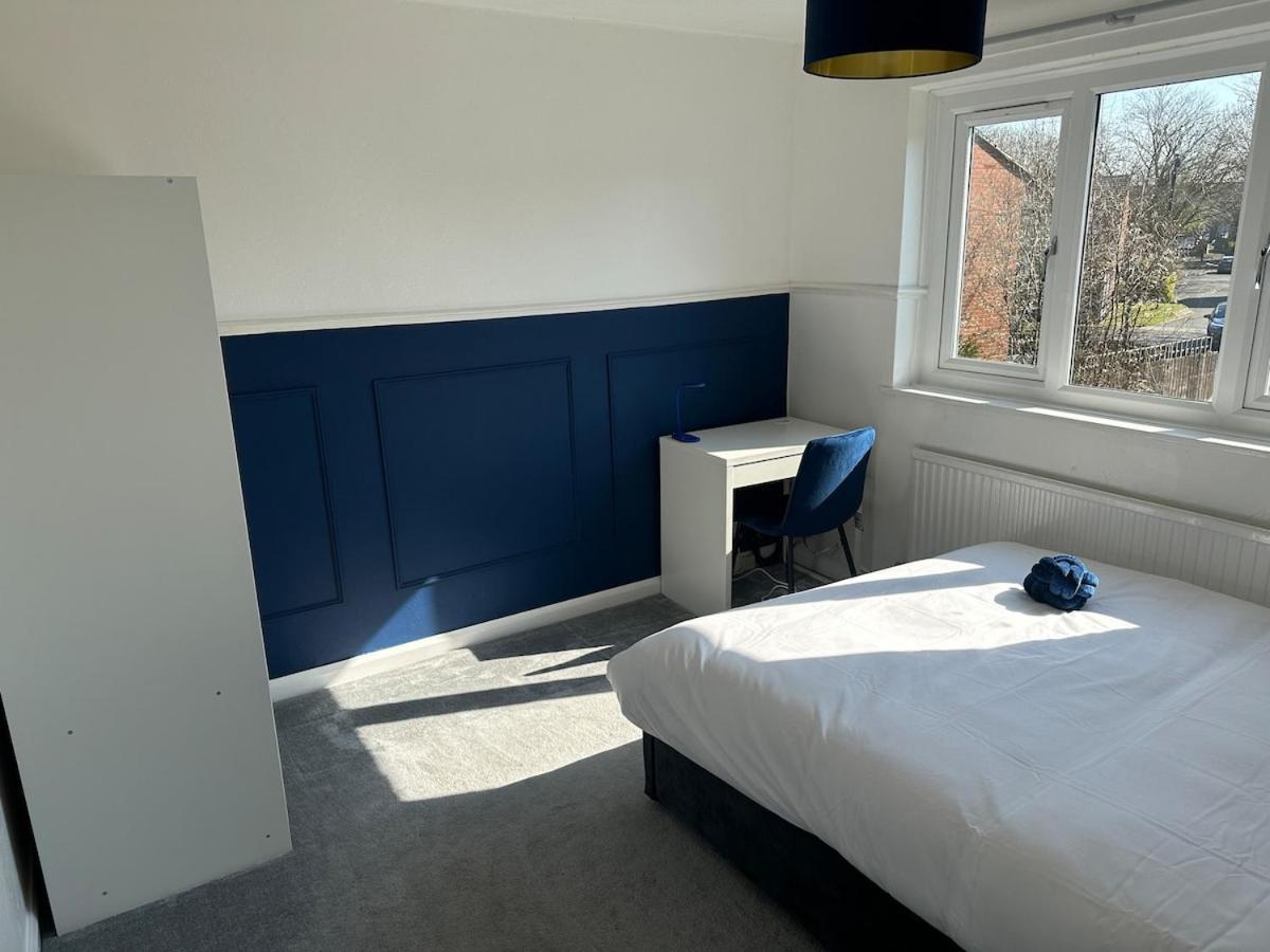 Discounted - 3-bed By Avalora Short Lets & Serviced Old Trafford With Pool & Tennis Table - Driveway * Manchester